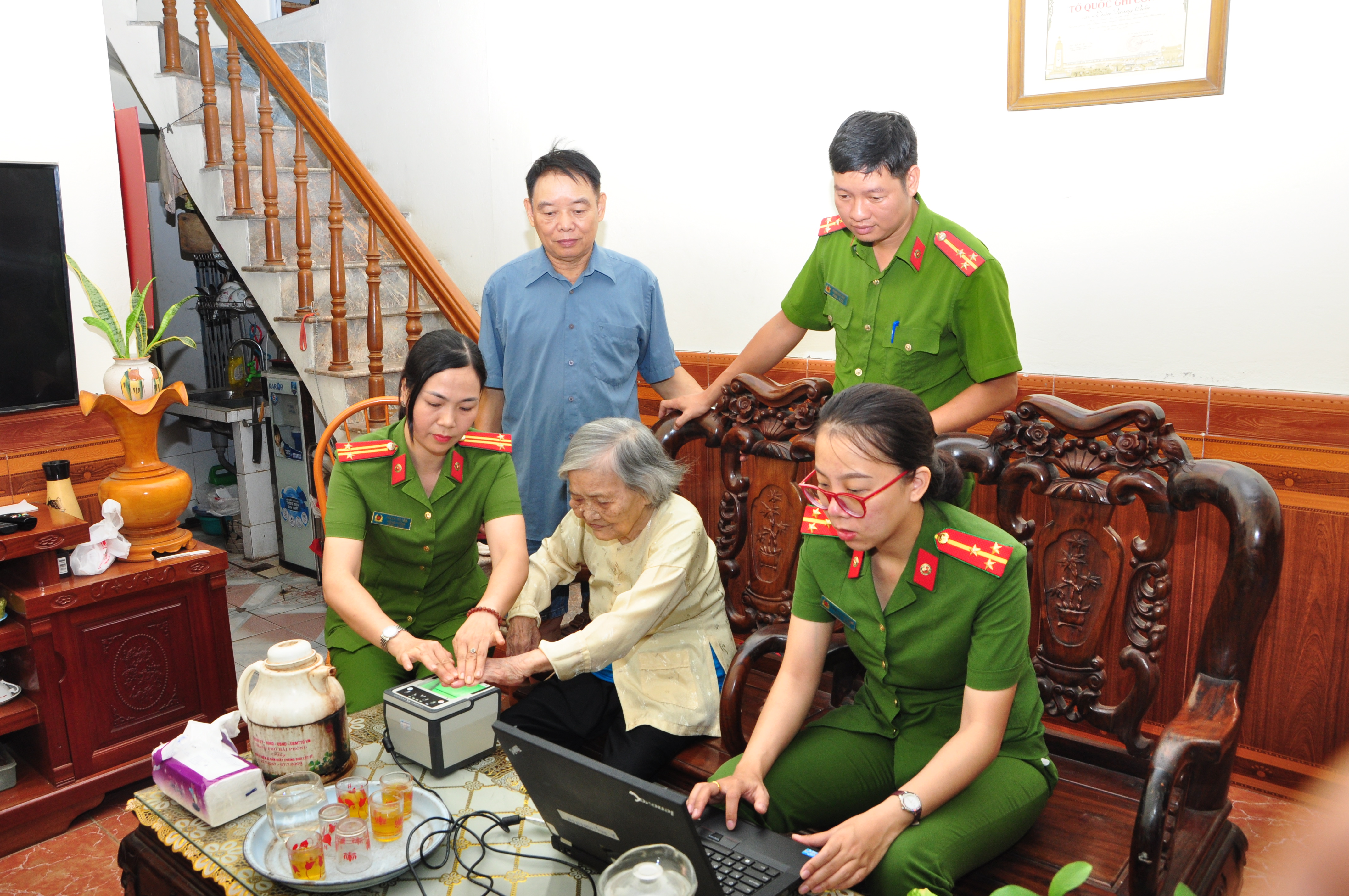 Cấp căn cước công dân cho 49 người già yếu, tàn tật tại quận Hải An