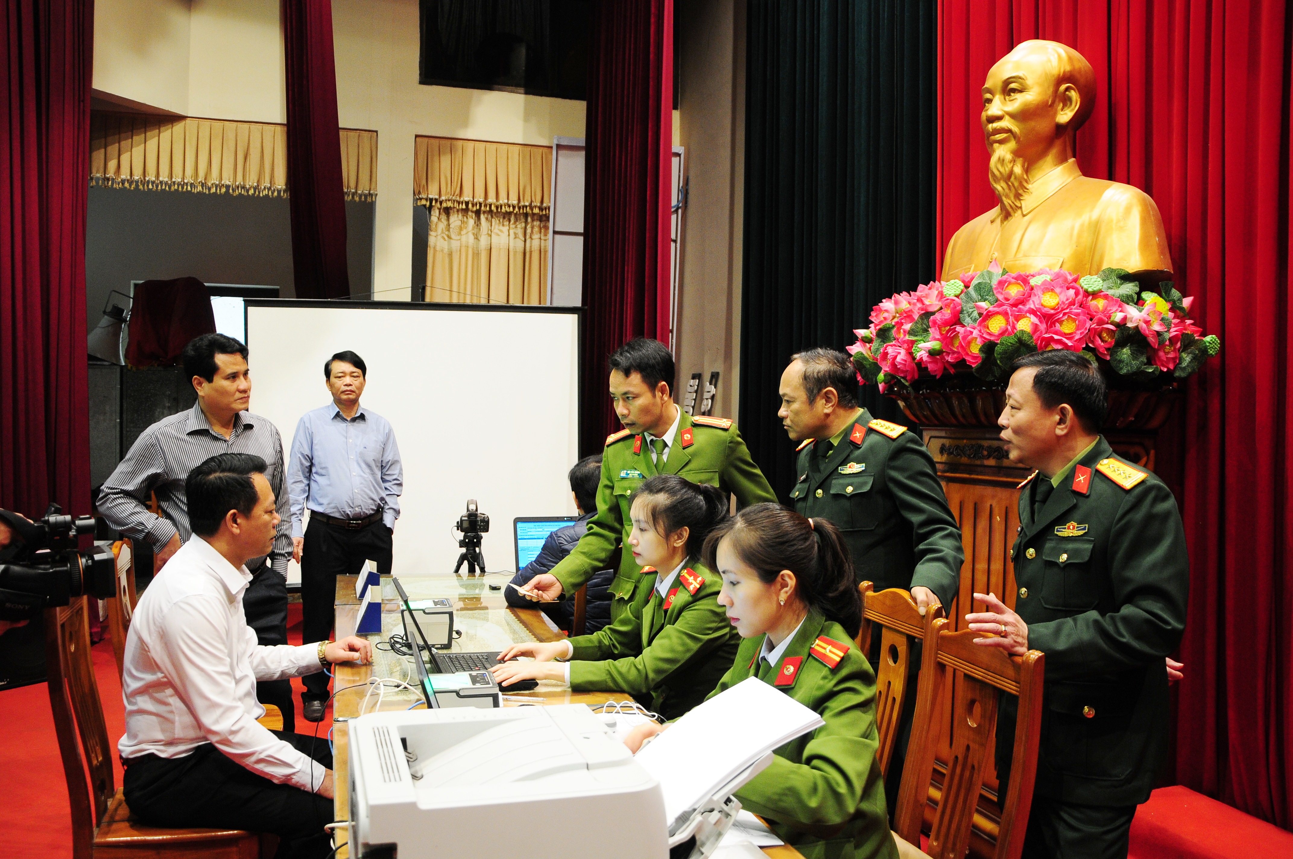 Cấp căn cước công dân lưu động cho 81 sĩ quan, quân nhân chuyên nghiệp