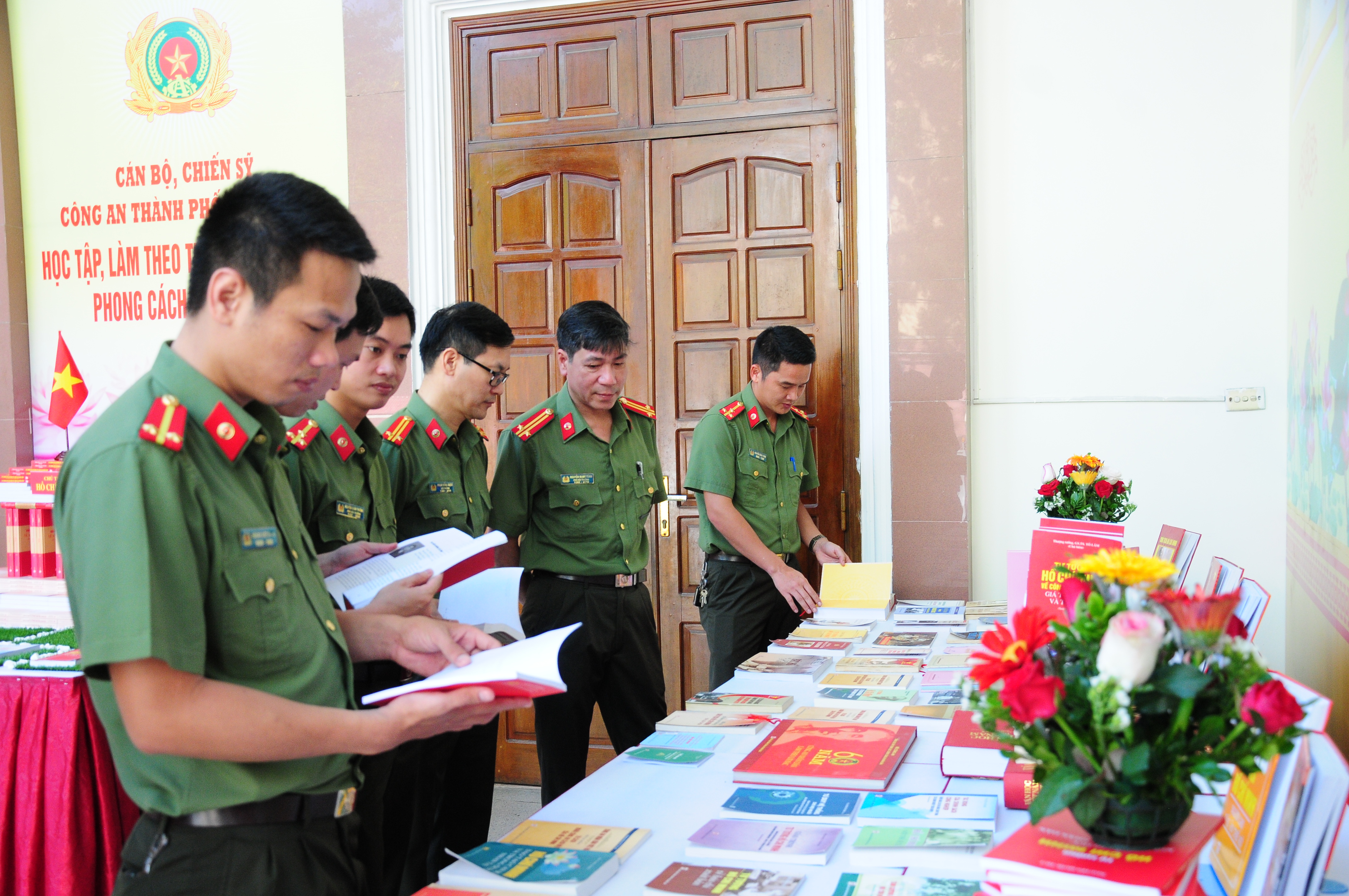 Cấp phát gần 1.000 bộ tài liệu sách báo pháp luật cho cán bộ chiến sỹ