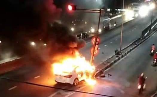 Cháy xe do đâm vào đèn tín hiệu giao thông