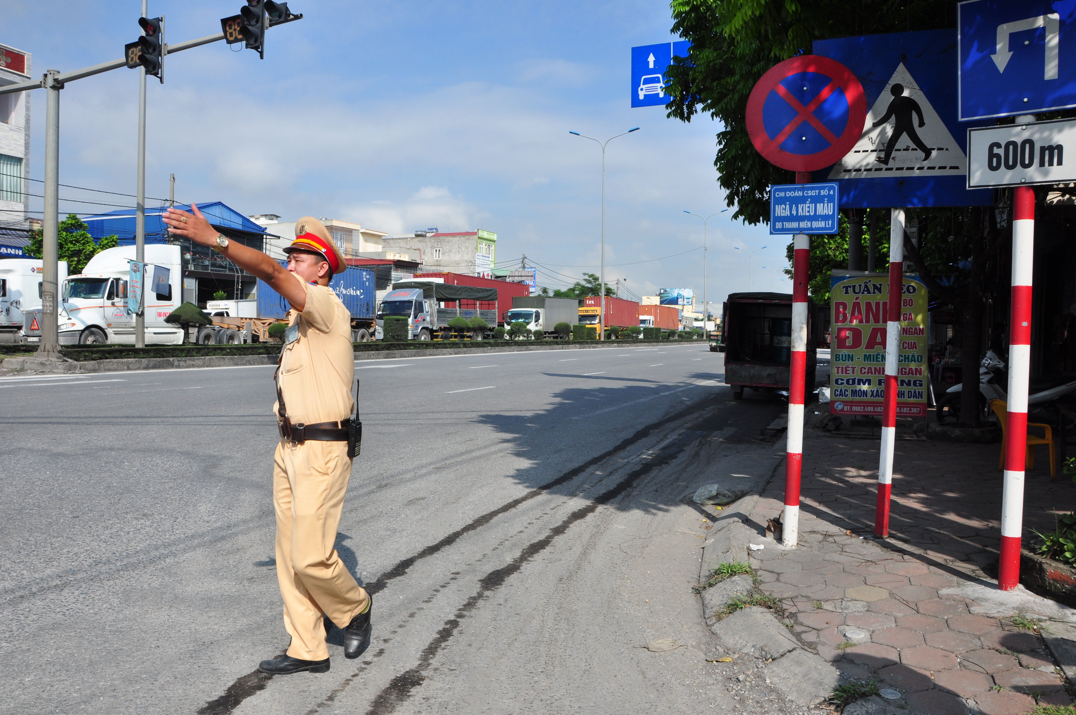 Chi đoàn Đội Cảnh sát giao thông số 4: Thực hiện phần việc “Xây dựng ngã tư kiểu mẫu về TTATGT” 