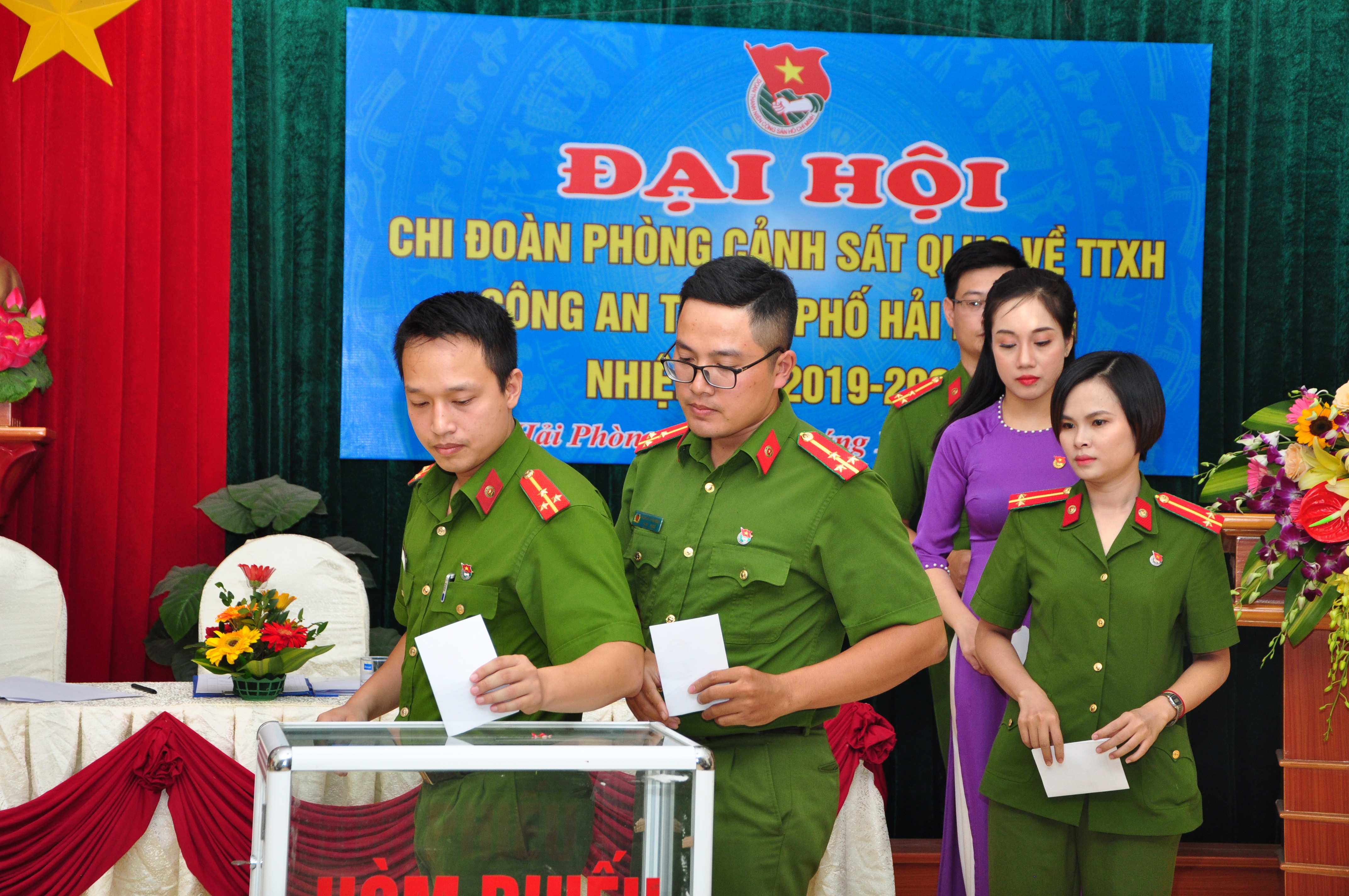 Chi đoàn Phòng Cảnh sát Quản lý hành chính về Trật tự xã hội: Giới thiệu 17 đoàn viên ưu tú kết nạp Đảng