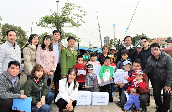 Chi đoàn Phòng PB01 - CATP thăm, tặng quà trẻ em xóm chài có hoàn cảnh khó khăn