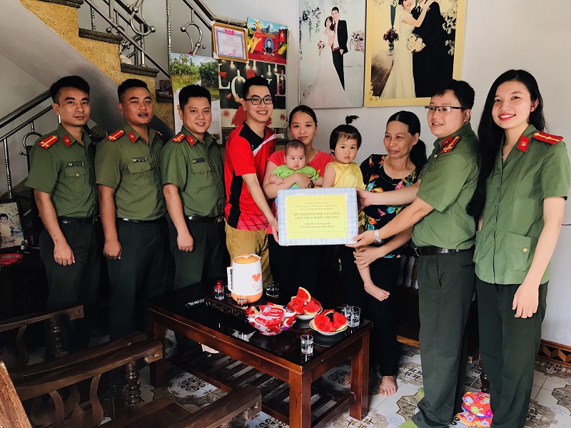 Chi đoàn các phòng khối An ninh nhân dân: Trao quà CBCS có hoàn cảnh khó khăn