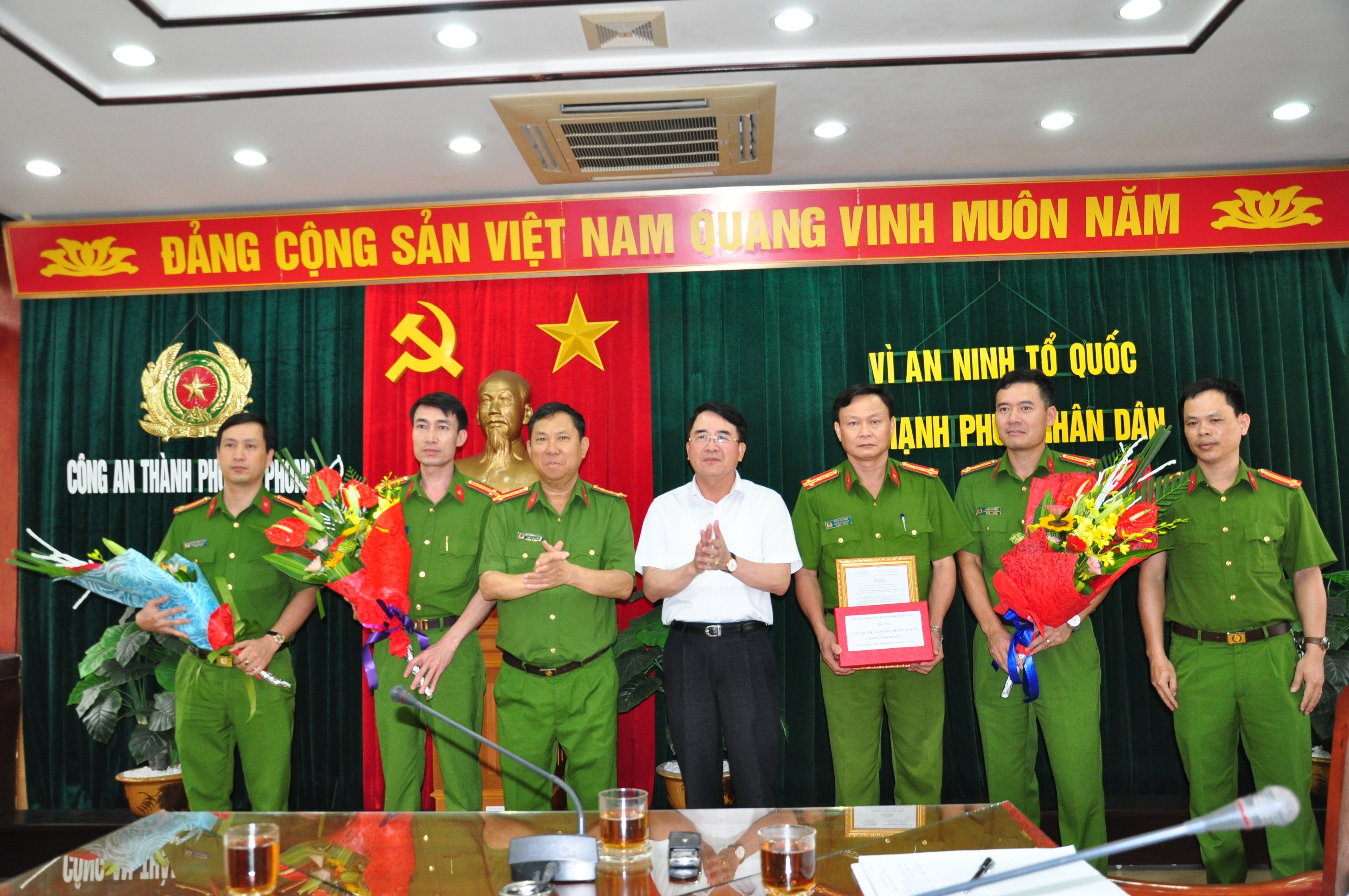 Chủ tịch UBND thành phố khen thưởng các đơn vị phá Chuyên án đấu tranh với đường dây vận chuyển, ma bán trái phép chất ma túy từ Hòa Bình về Hải Phòng