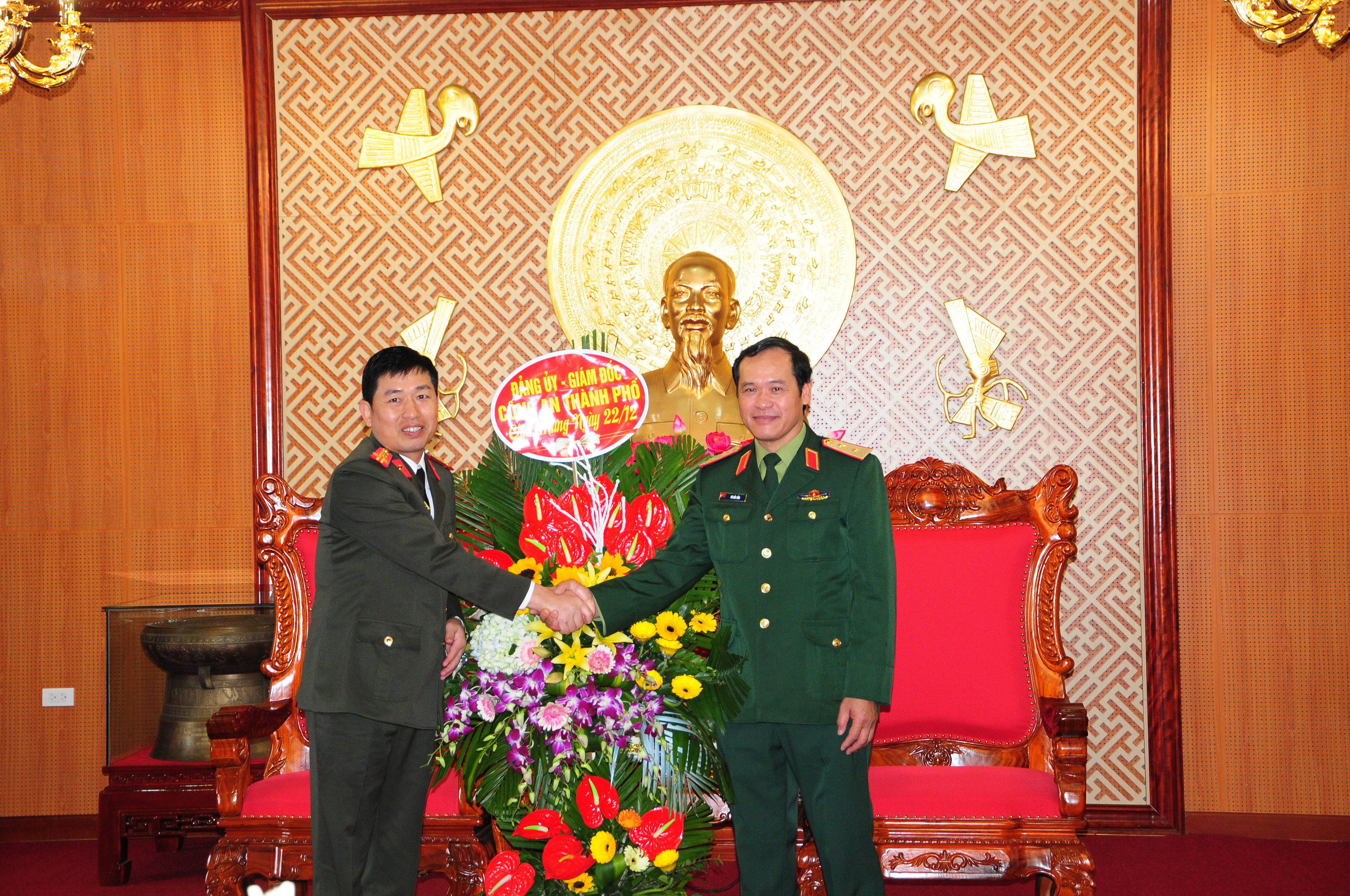 Chúc mừng Bộ Tư lệnh Quân khu 3 và Bộ Chỉ huy quân sự thành phố