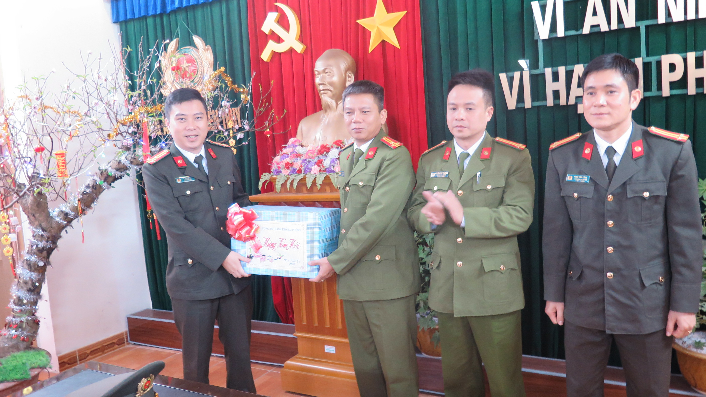 Chúc Tết các đơn vị có thành tích xuất sắc trong phong trào toàn dân bảo vệ an ninh Tổ quốc