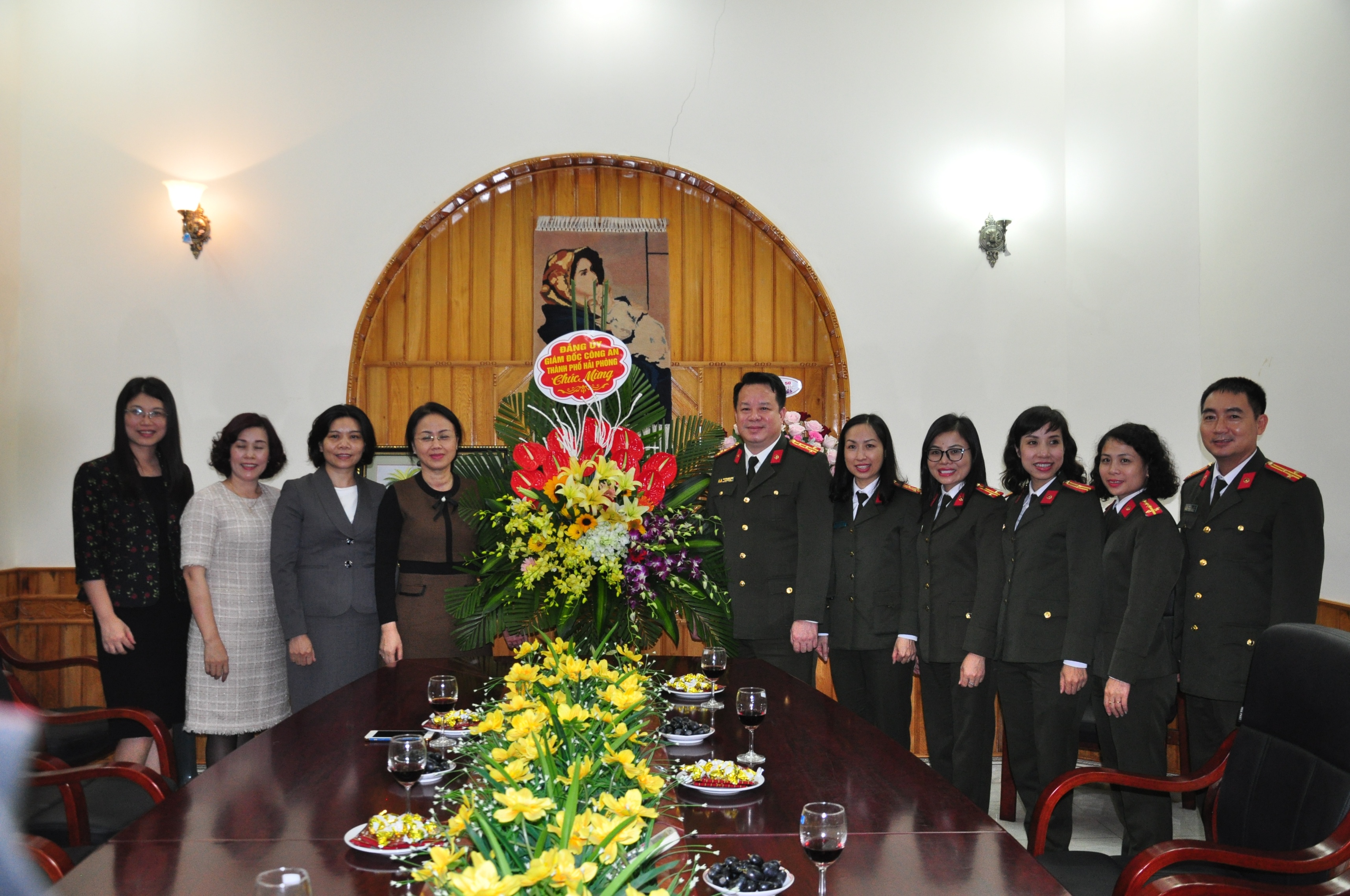 Công an Hải Phòng chúc mừng Hội LHPN thành phố dịp 8-3