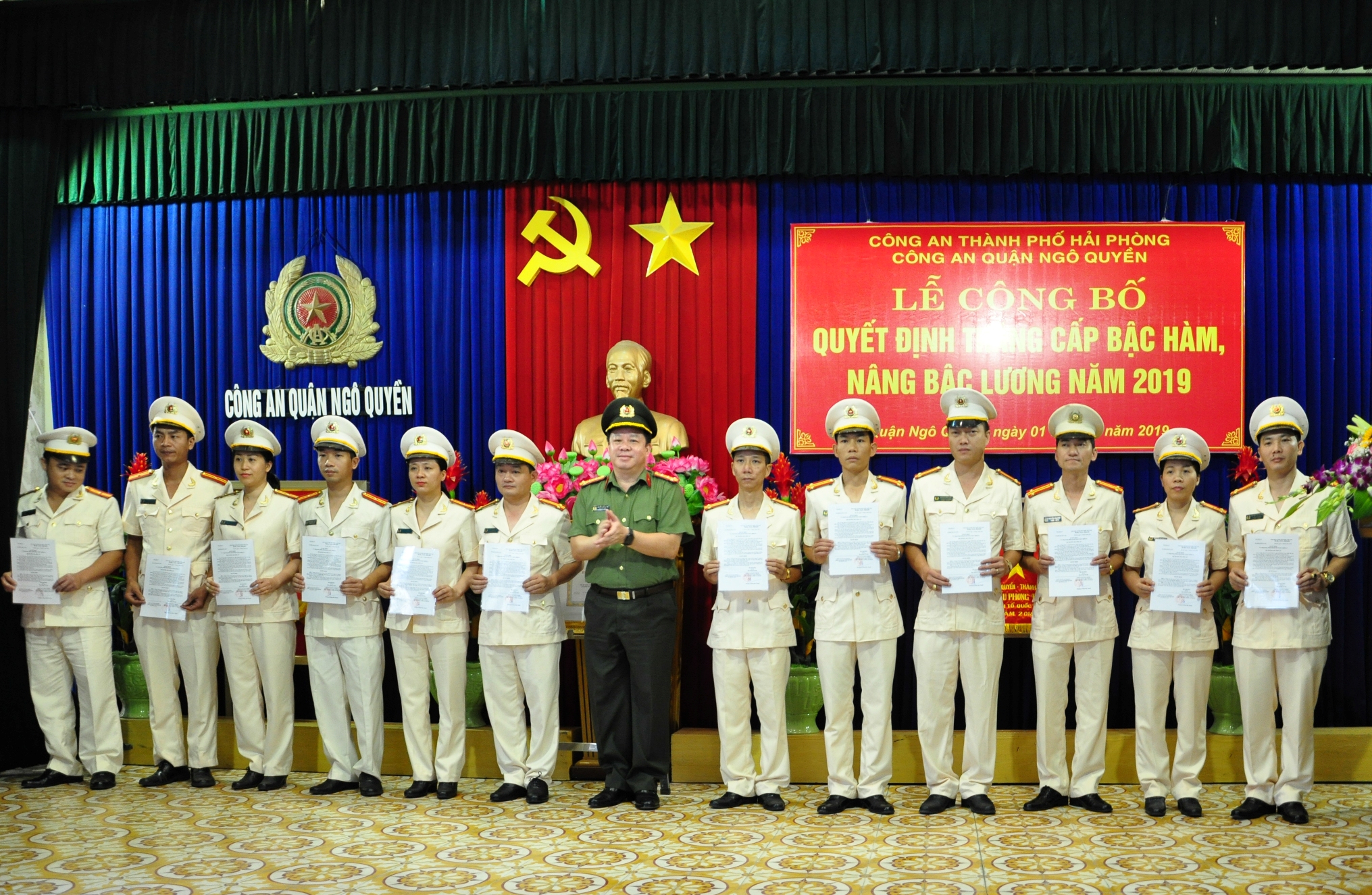 Công an các đơn vị, địa phương Công bố quyết định nâng lương, thăng cấp bậc hàm cho CBCS