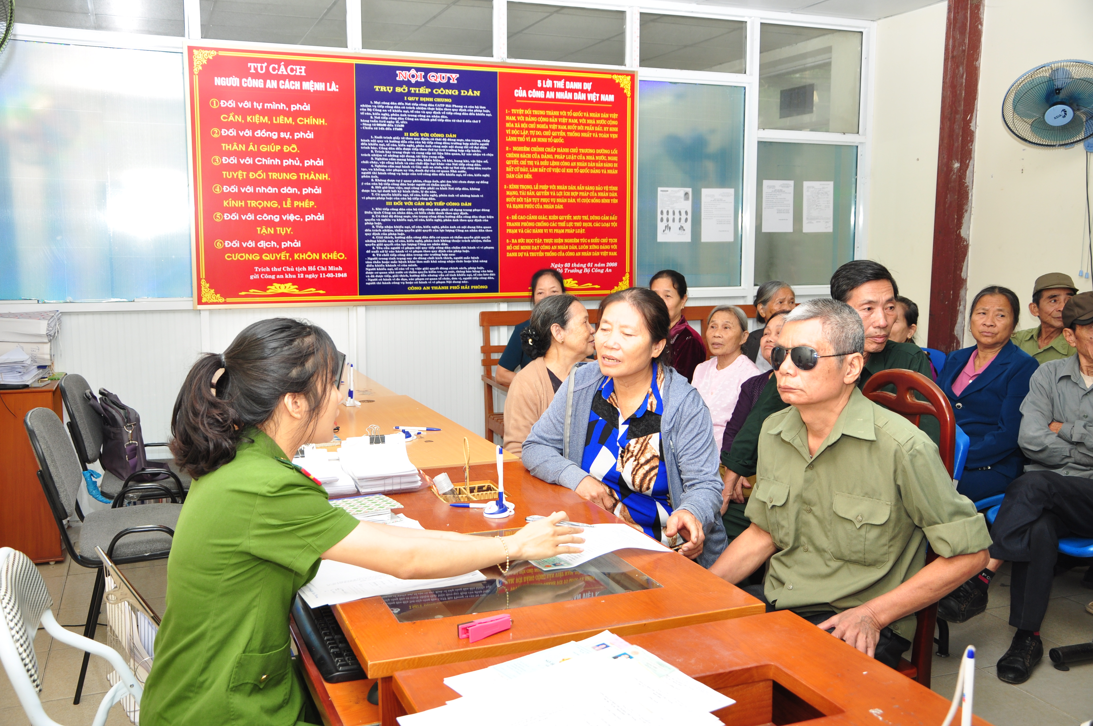 Công an huyện An Dương: Cấp Căn cước công dân các gia đình chính sách vào cuối tuần