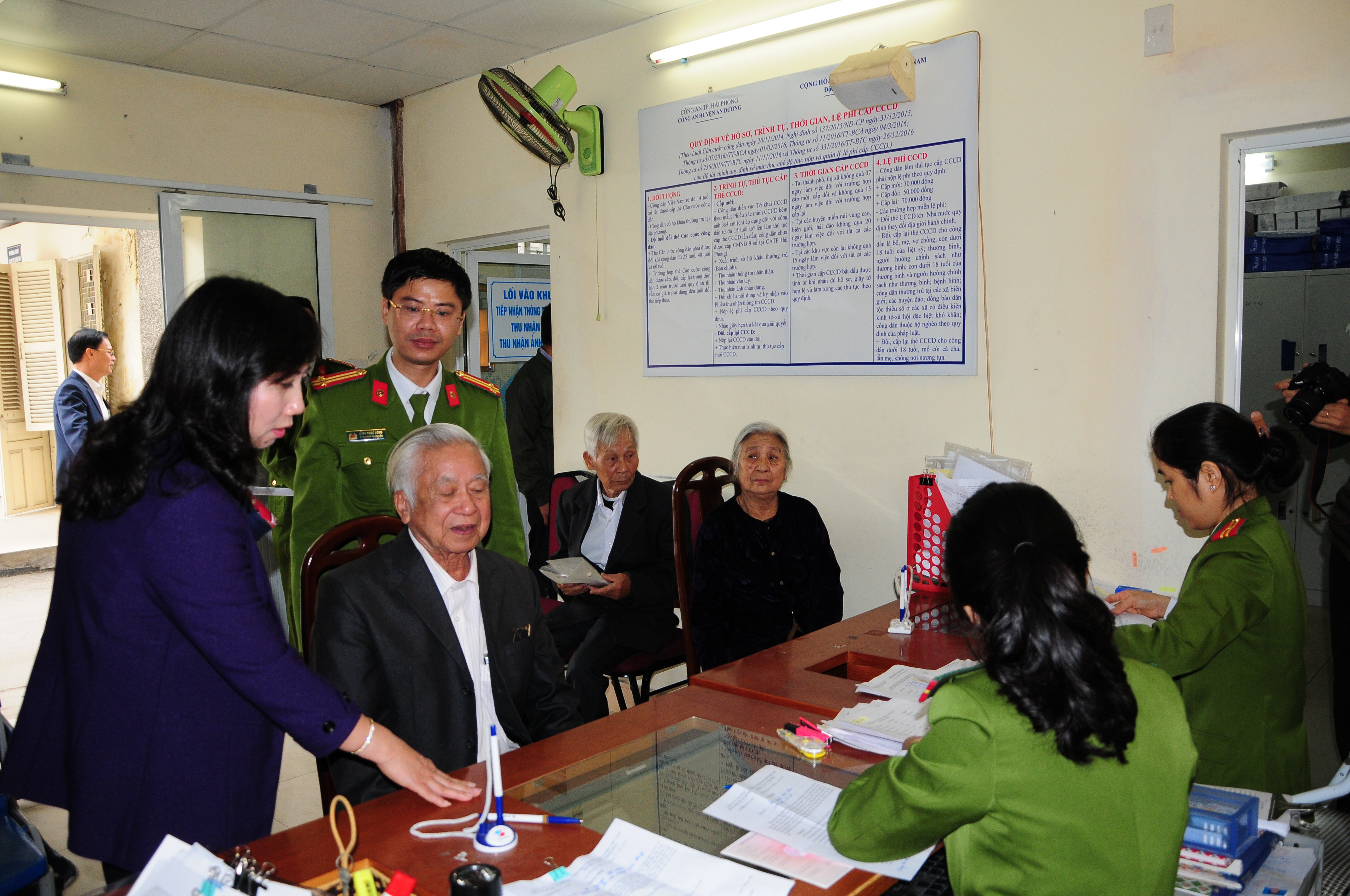 Công an huyện An Dương: Cấp căn cước công dân cho 98 đảng viên cao tuổi