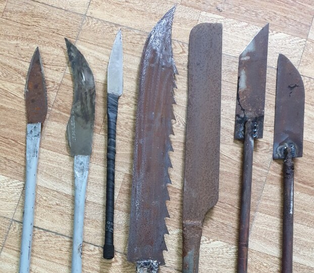 Công an huyện An Dương vận động người dân giao nộp 7 dao, kiếm tự chế