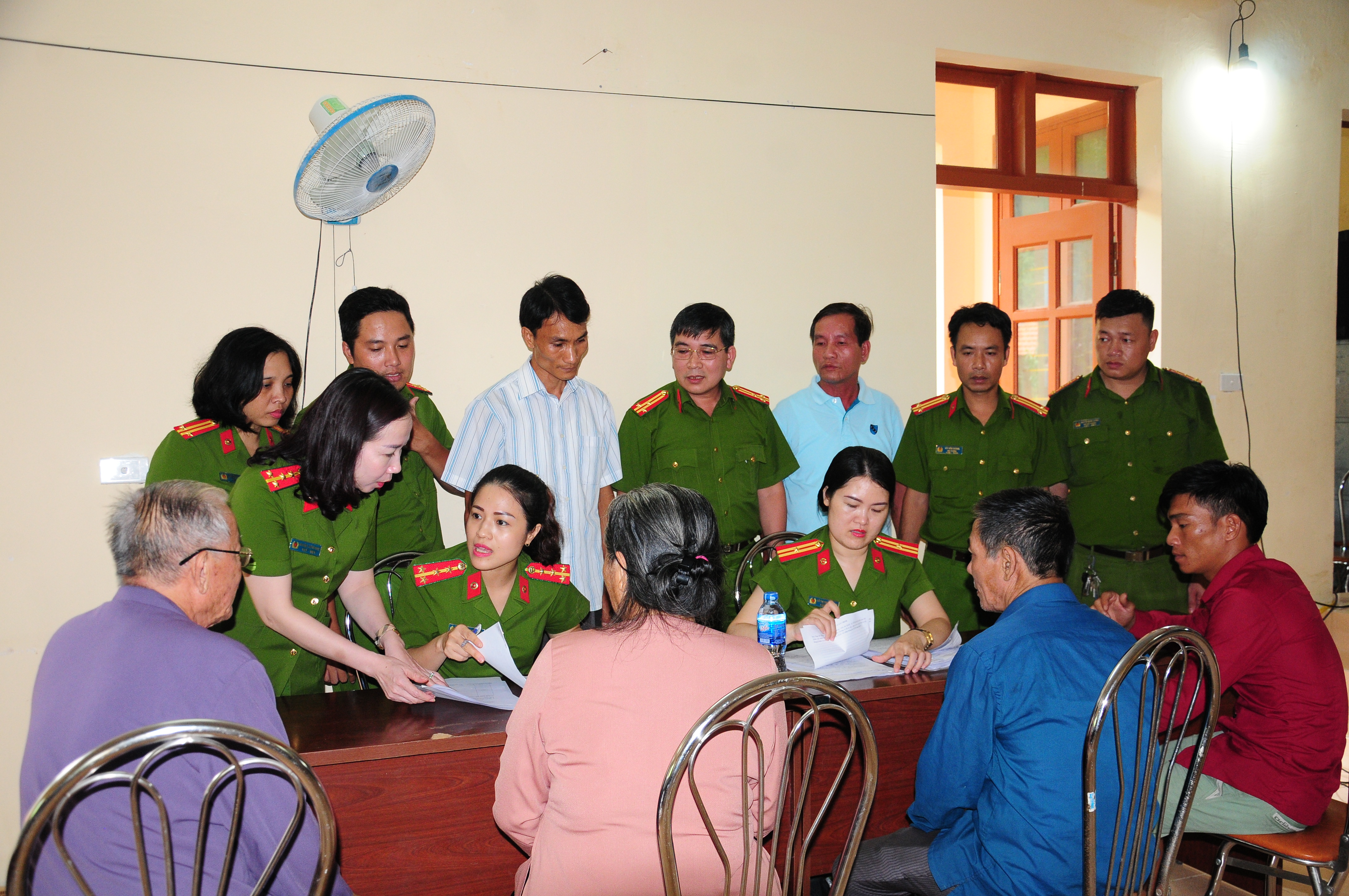 Công an huyện Cát Hải: Làm thêm giờ để giải quyết thủ tục hành Chính cho người dân