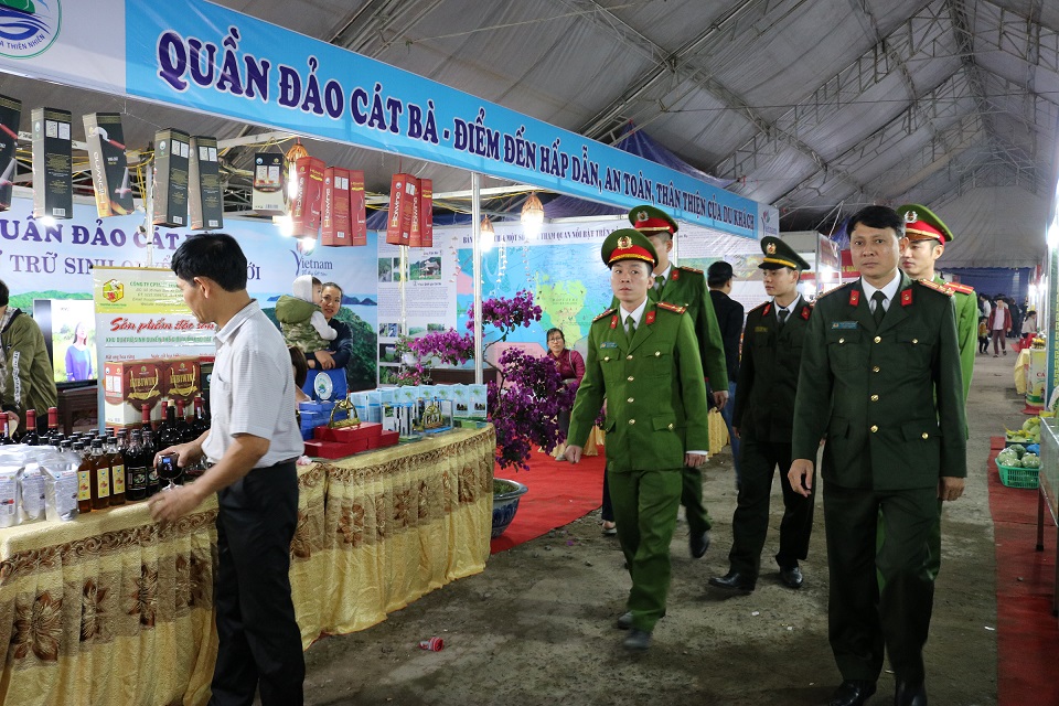 Công an huyện Cát Hải: Tập trung lực lượng bảo vệ an toàn Lễ hội Làng cá Cát Bà-2019