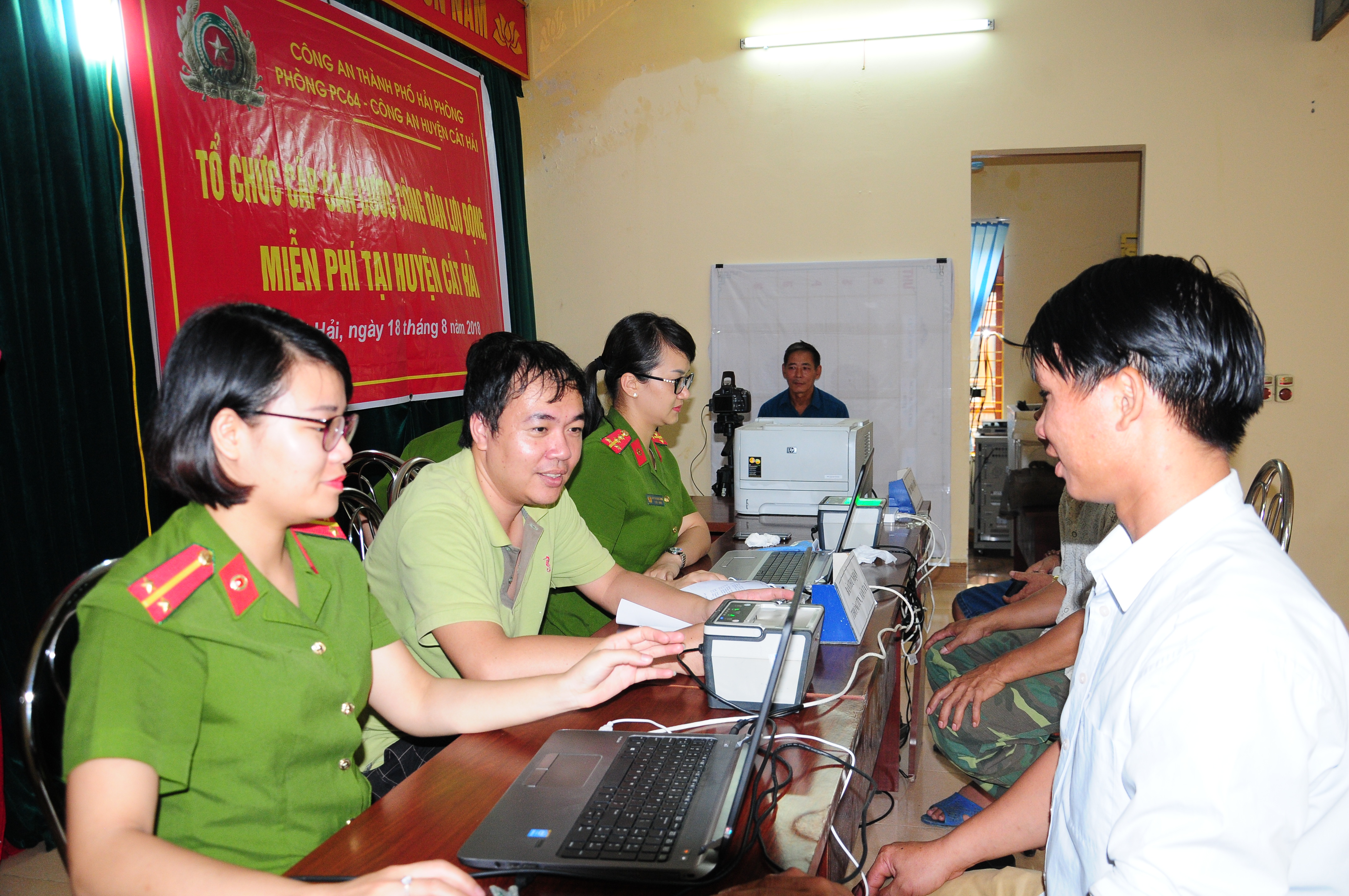 Công an huyện Cát Hải giải quyết 681 hồ sơ, hộ khẩu, căn cước công dân