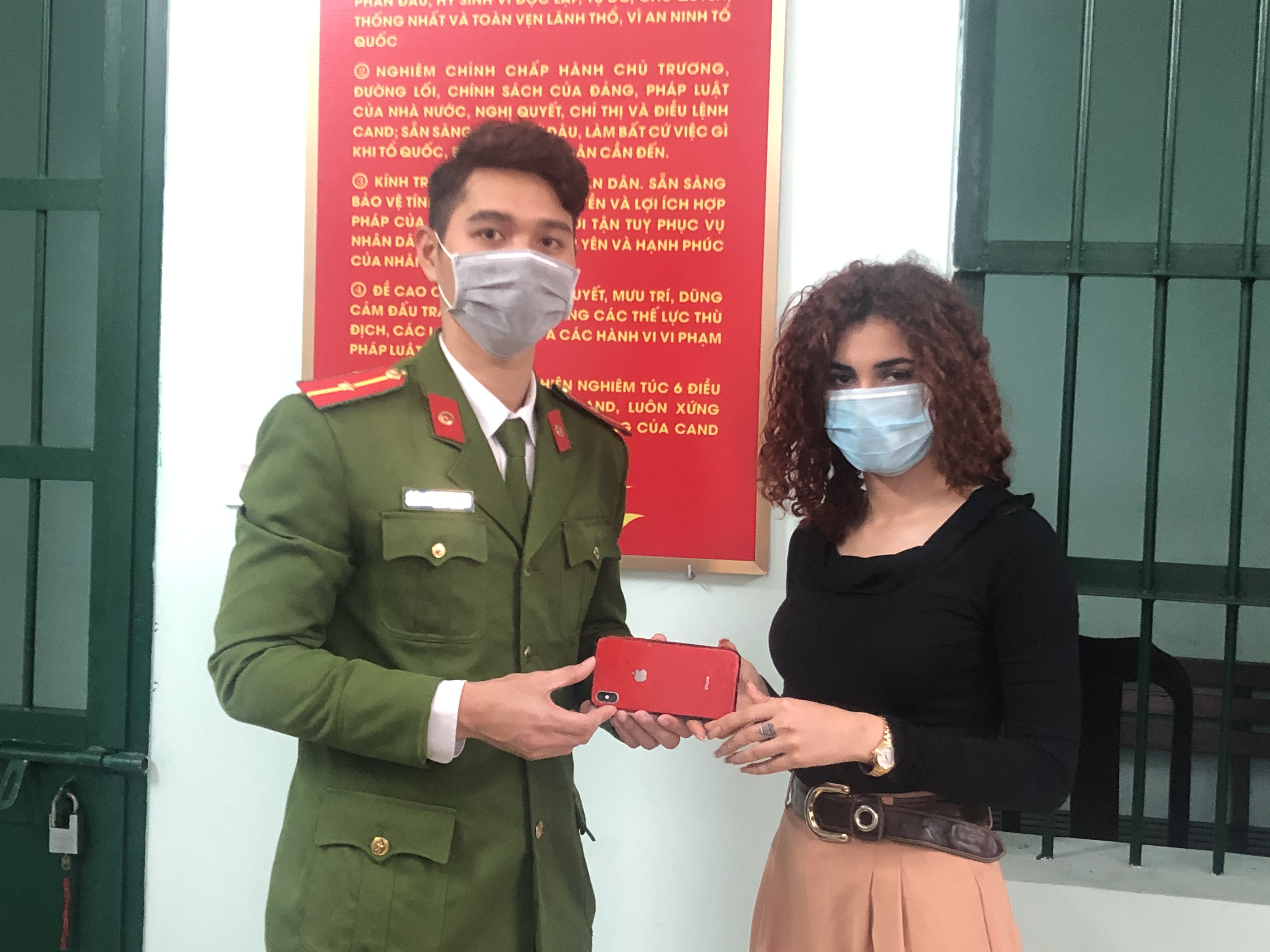 Công an phường Đằng Lâm, quận Hải An: Trao điện thoại trả người nước ngoài đánh rơi