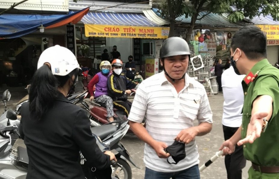 Công an phường Thành Tô (Hải An): Tuyên truyền, nhắc  nhở người dân không đeo khẩu trang nơi công cộng