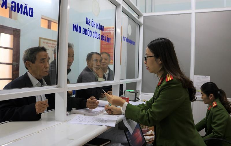 Công an quận Đồ Sơn: Cấp căn cước công dân cho 40 đảng viên cao tuổi