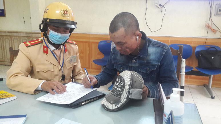 Công an quận Hồng Bàng: Phạt hành chính người đi xe máy buông cả 2 tay trên cầu Hoàng Văn Thụ