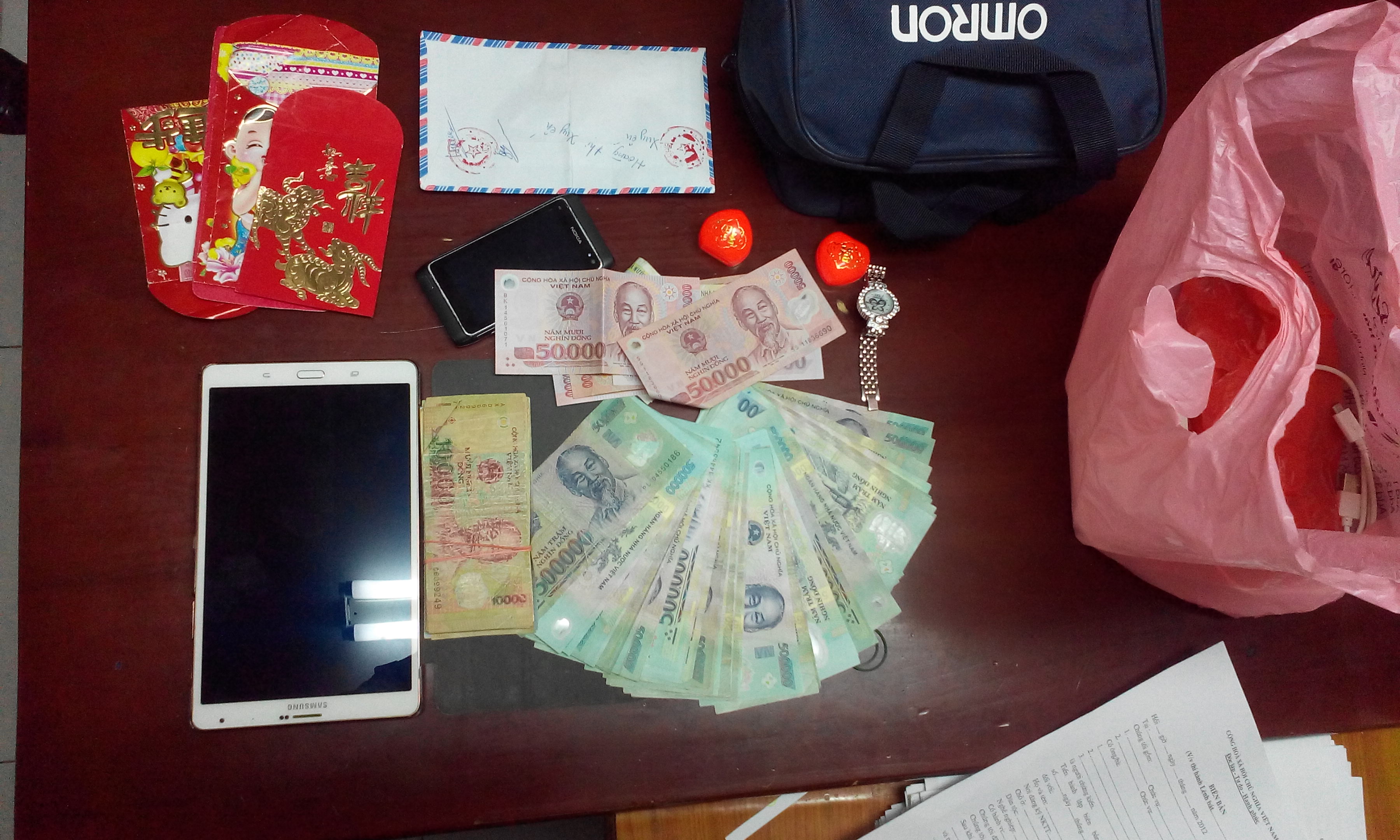 Công an quận Lê Chân phá tụ điểm mua bán trái phép chất ma túy ở bờ đê phường Vĩnh Niệm