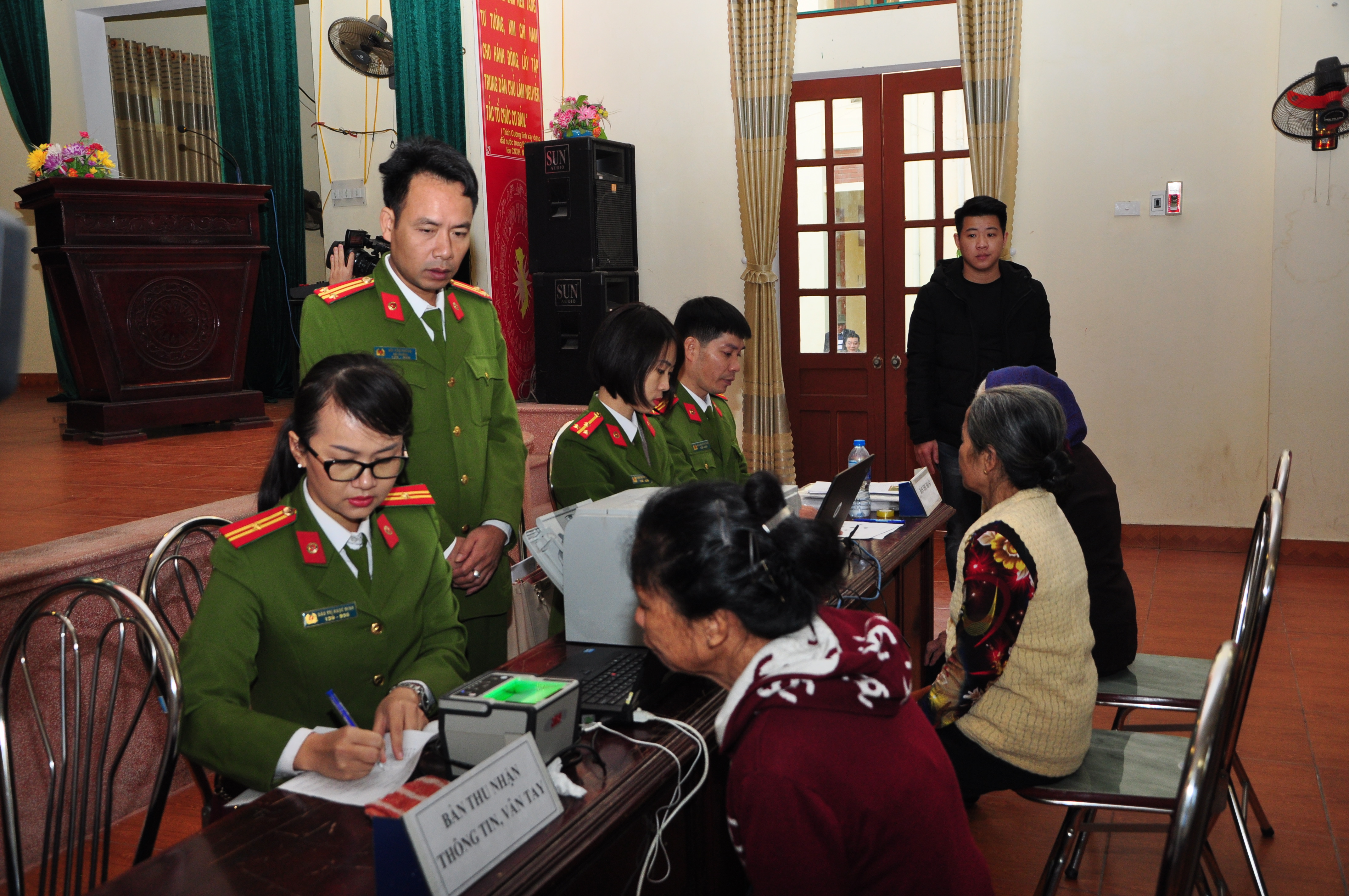 Công an xã Tân Liên cảm ơn cán bộ chiến sỹ Đội 2, Phòng Quản lý hành chính về trật tự xã hội- CATP