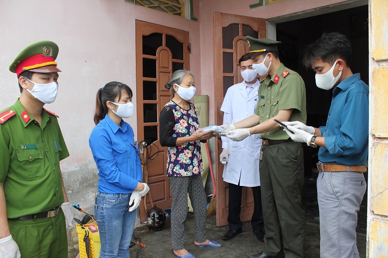 Công an xã Tự Cường, huyện Tiên Lãng phối hợp phát 4.000 khẩu trang vải kháng khuẩn