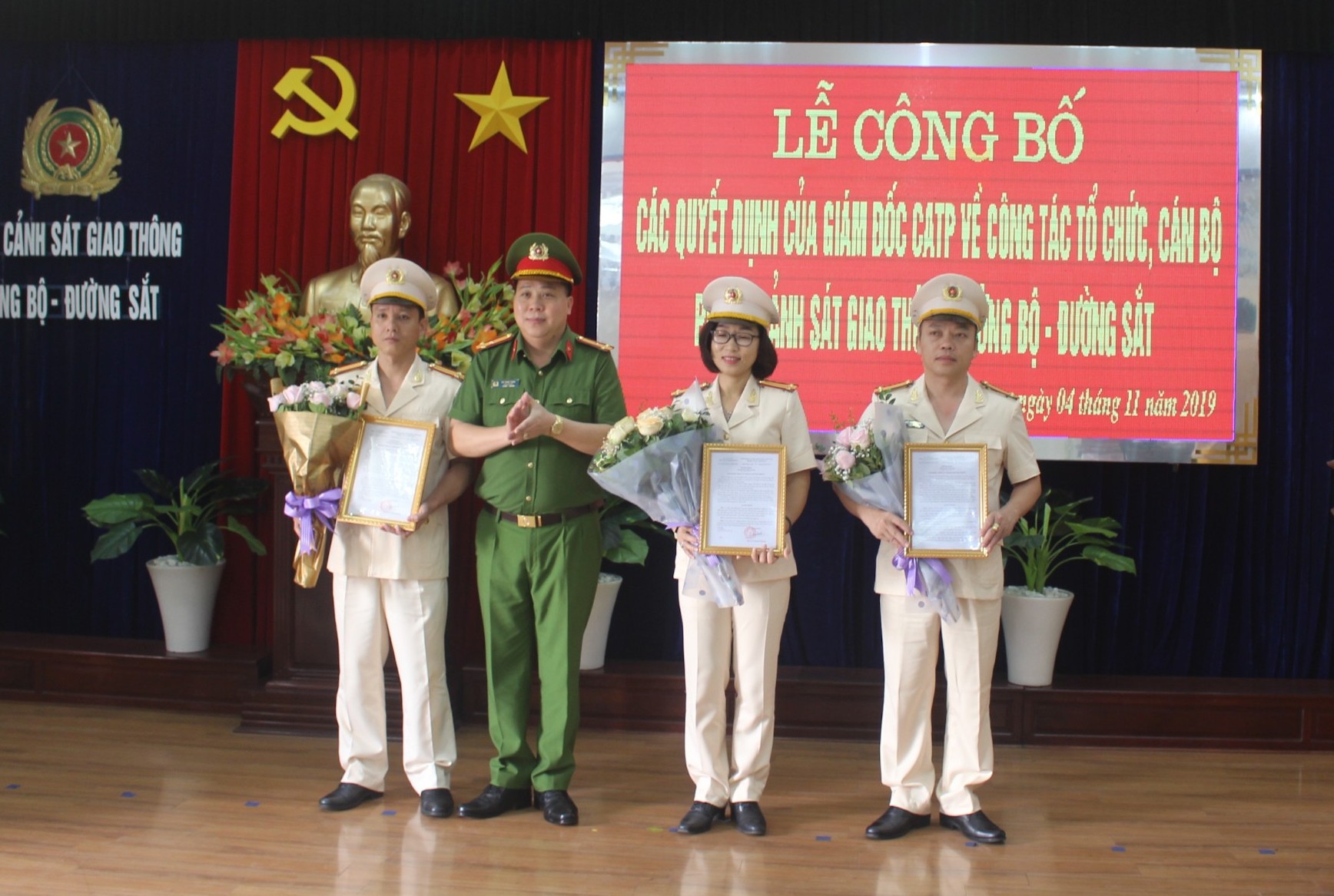 Công bố quyết định công tác tổ chức cán bộ Phòng CSGT đường bộ - đường sắt