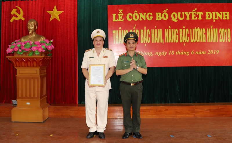 Công bố quyết định thăng cấp bậc hàm, nâng bậc lương năm 2019