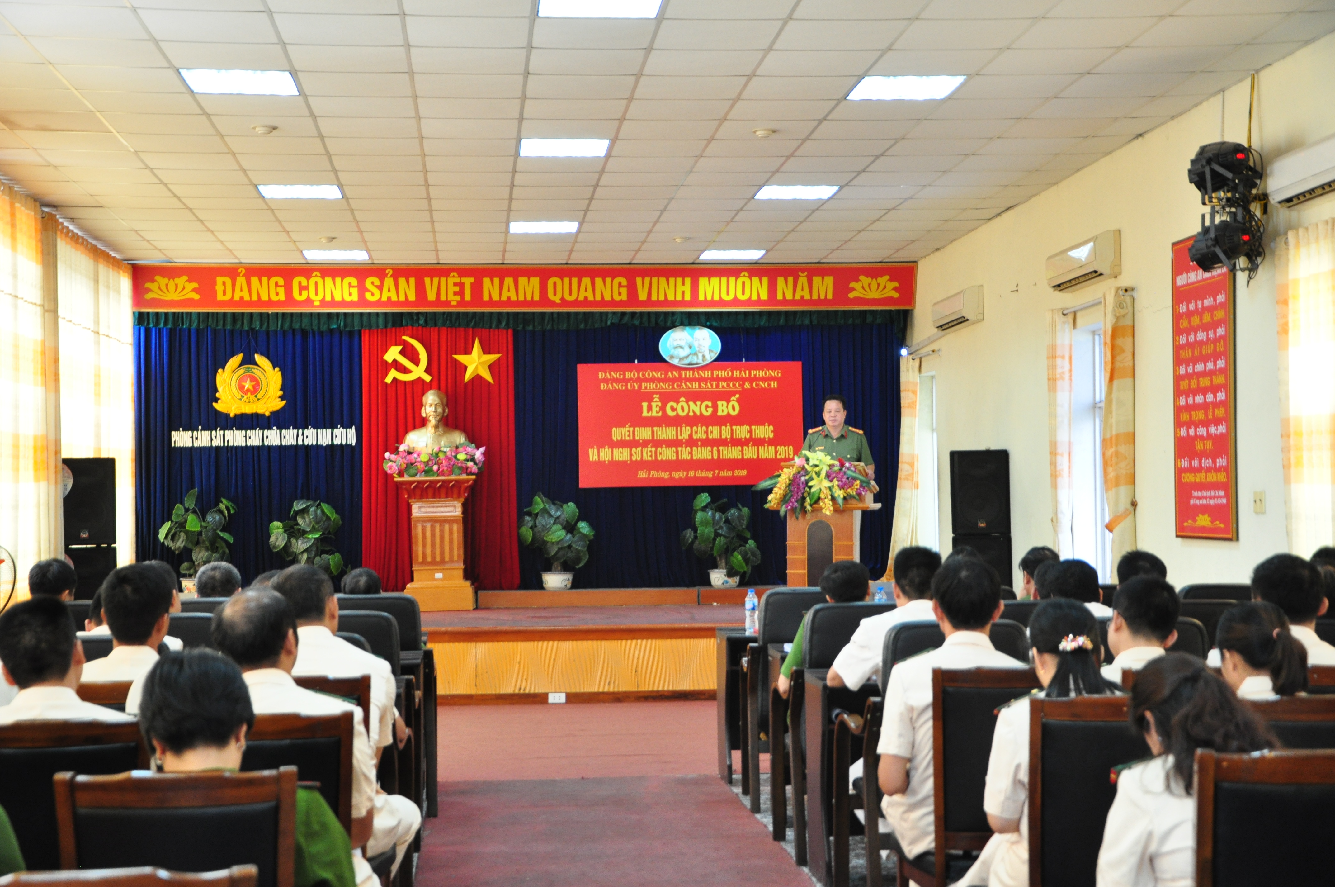 Công bố thành lập 10 chi bộ trực thuộc Phòng Cảnh sát PCCC và cứu nạn, cứu hộ