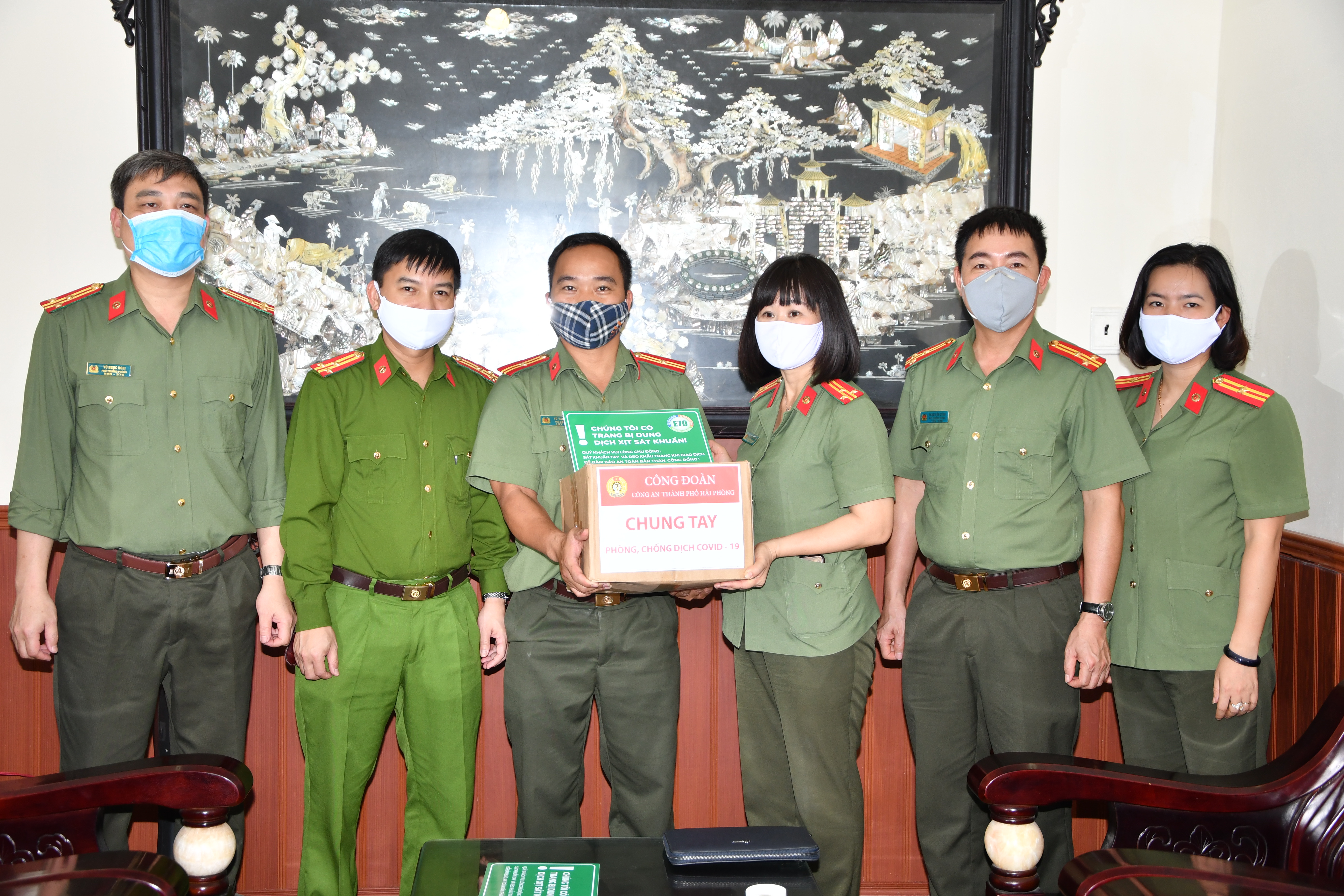 Công đoàn CATP: Trao 900 chai nước sát khuẩn tặng các đoàn viên công đoàn