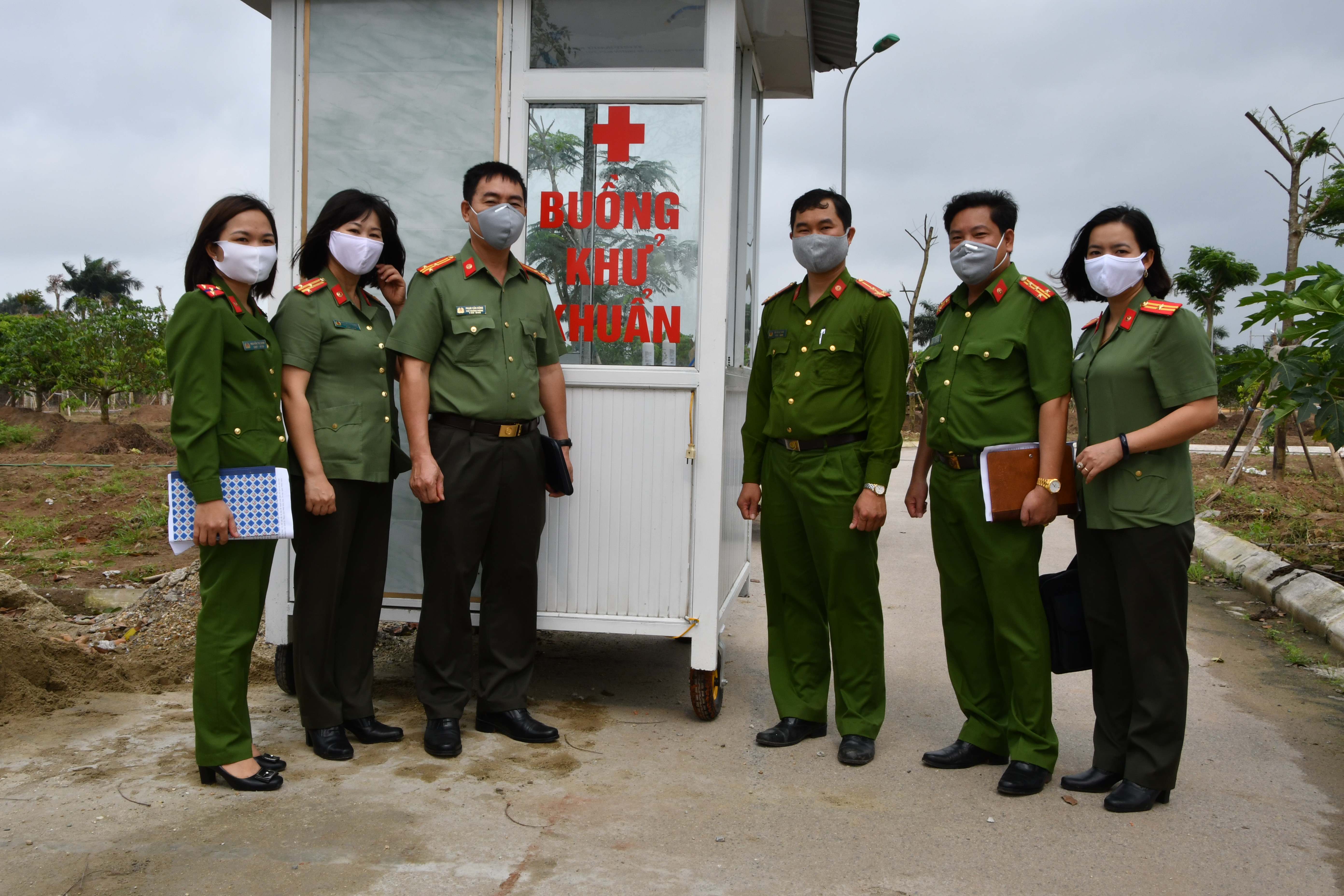 Công đoàn Trại tạm giam CATP: Thử nghiệm buồng khử khuẩn toàn thân di động