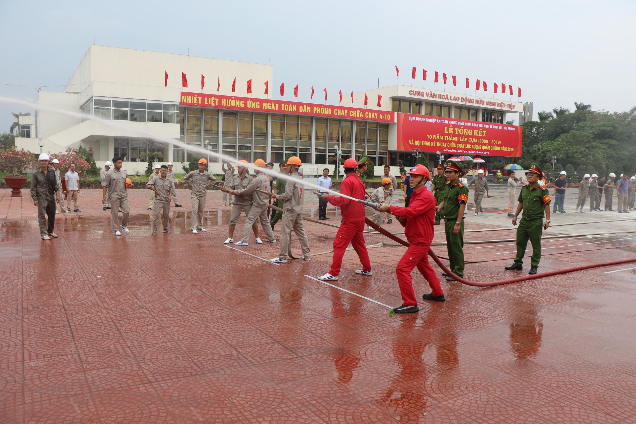 Cụm Cơ quan doanh nghiệp an toàn PCCC Khu Kinh tế Đình Vũ : Hội thao kỹ thuật chữa cháy lực lượng quần chúng lần thứ 11