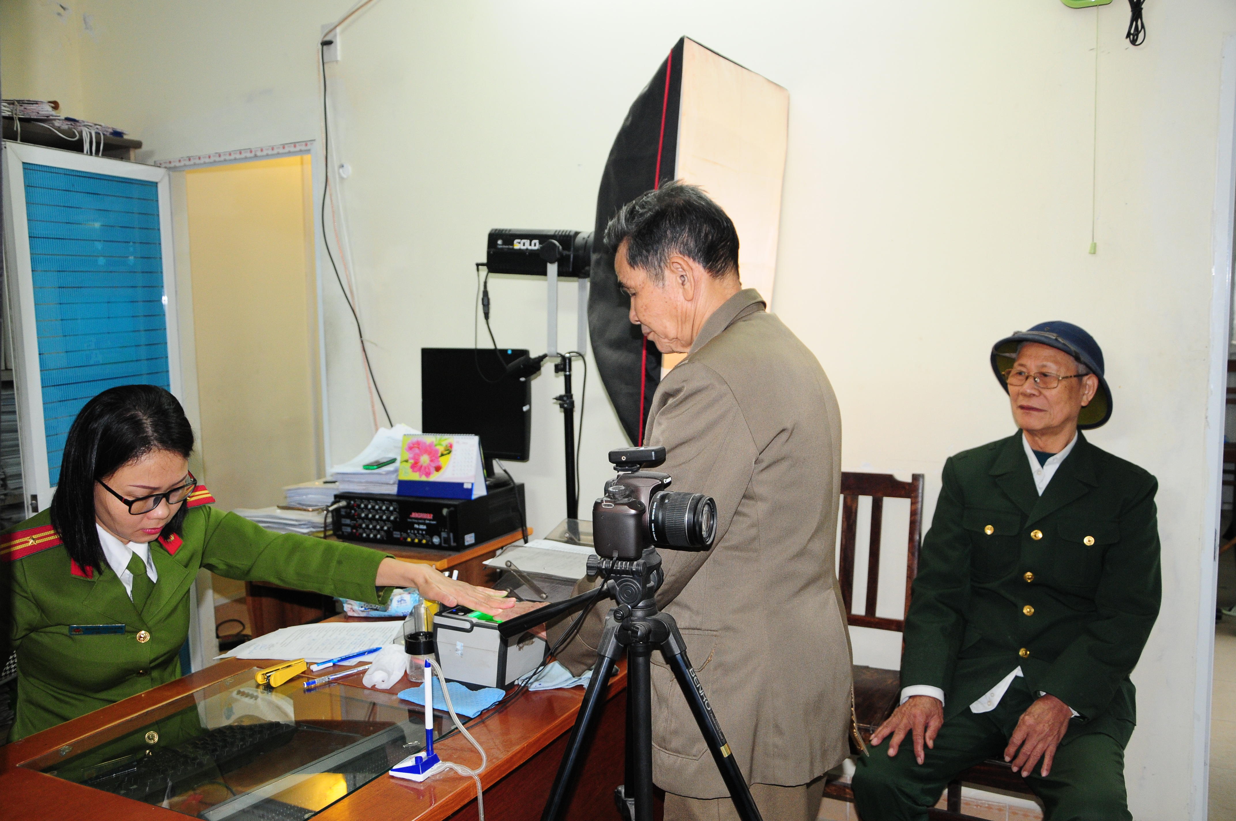 Củng cố mối quan hệ gắn bó với nhân dân