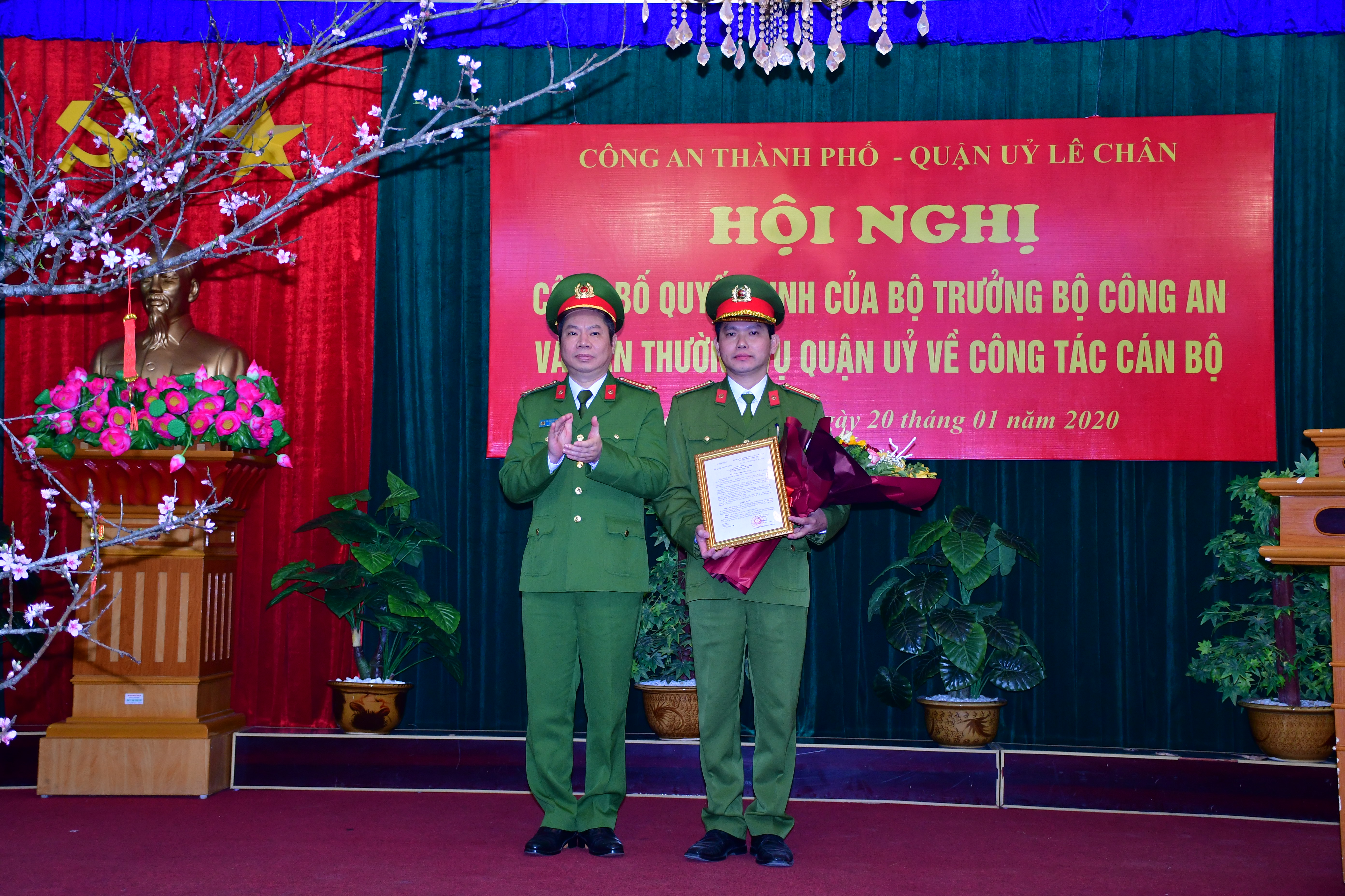 Đại tá Lê Nguyên Trường - PGĐ, Thủ trưởng CQCSĐT CATP trao Quyết định Thủ trưởng CQCSĐT cho Thượng tá Trần Đình An - Trưởng CAQ Lê Chân