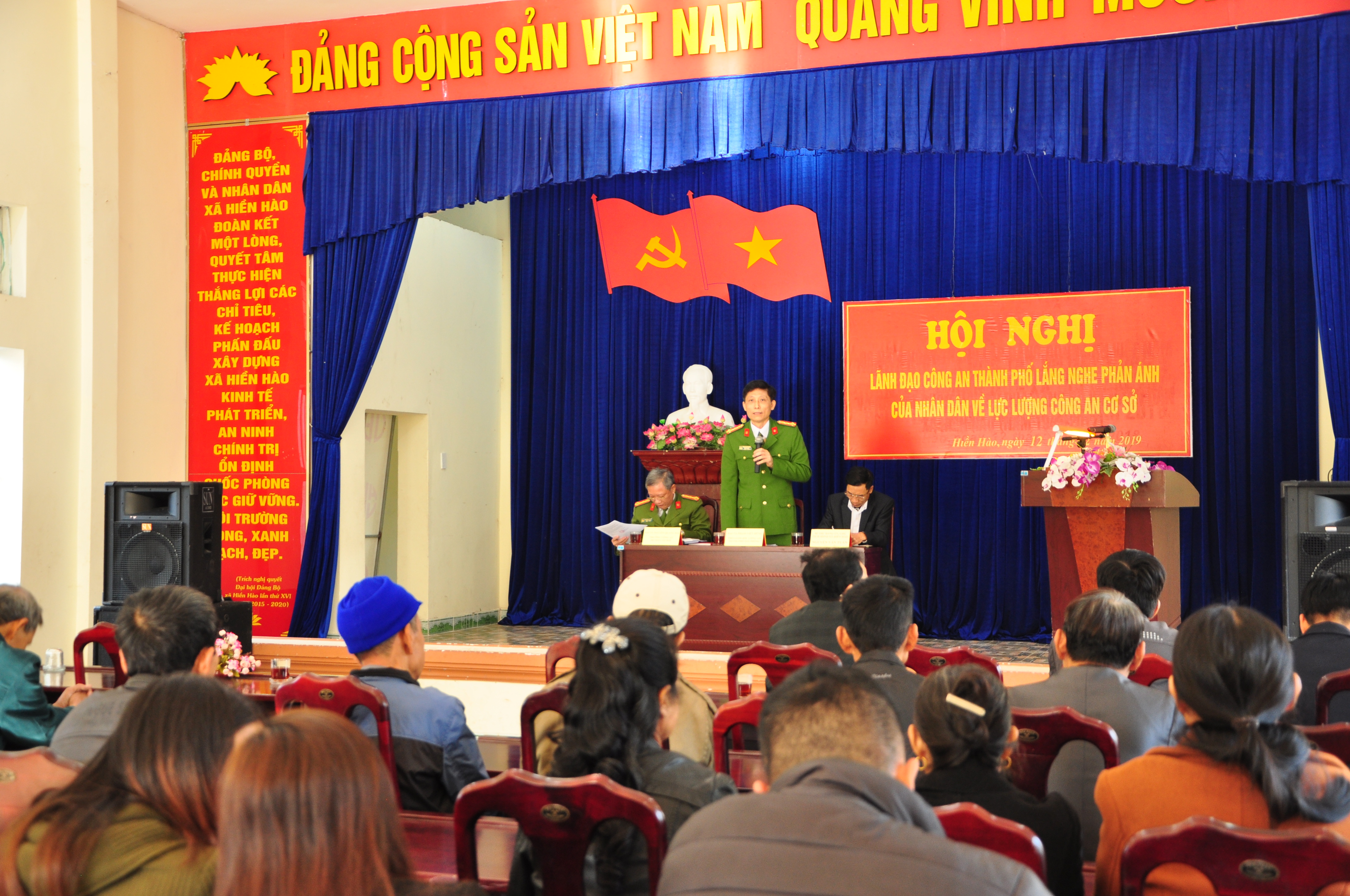 Đại tá Phạm Viết Dũng - Phó Giám đốc lắng nghe nhân dân tại xã Hiền Hào, huyện Cát Hải