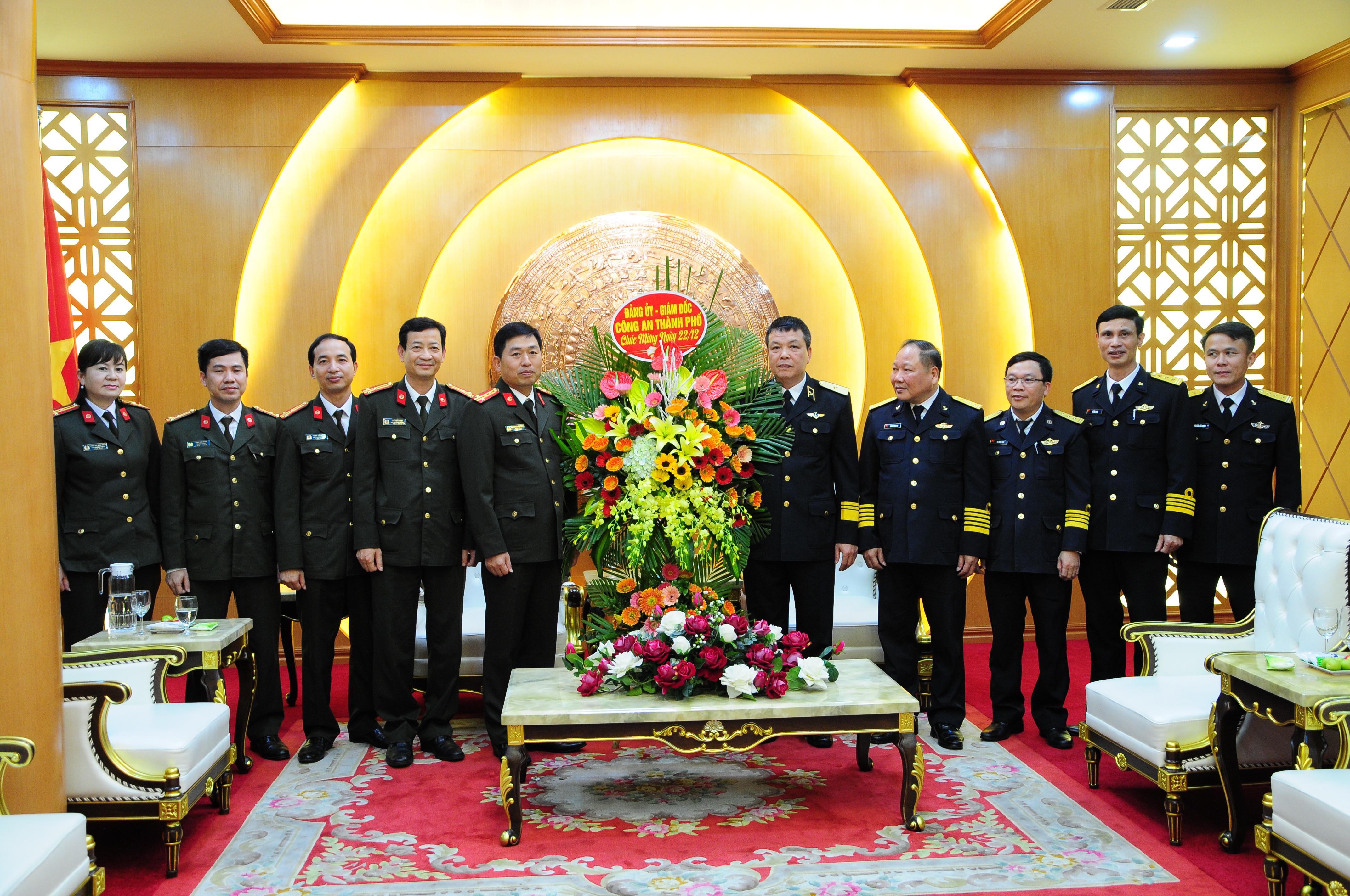 Đại tá Vũ Thanh Chương - Giám đốc CATP chúc mừng Bộ Tư lệnh Hải quân nhân dịp 22/12