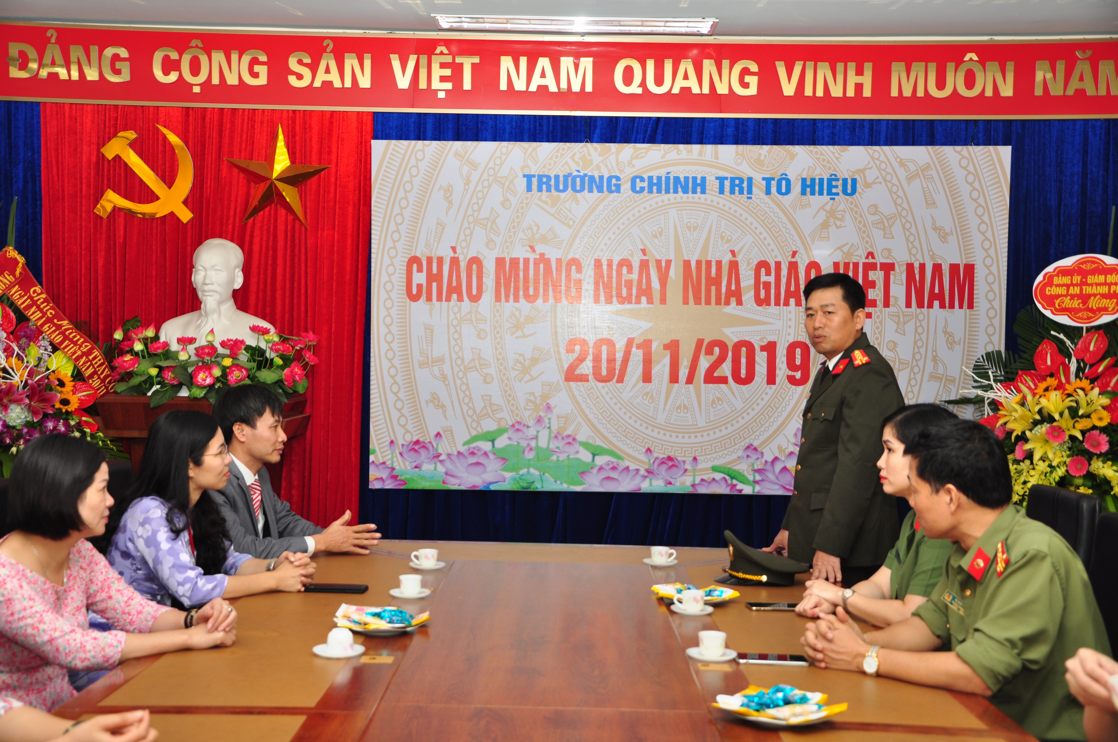 Đại tá Vũ Thanh Chương - Giám đốc CATP chúc mừng nhân Ngày Nhà giáo Việt Nam 20-11