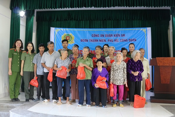 Đoàn Thanh niên, Hội Phụ nữ, Công đoàn CAQ Kiến An tổ chức chương trình thiện nguyện tại Trung tâm nuôi dưỡng, bảo trợ xã hội thành phố