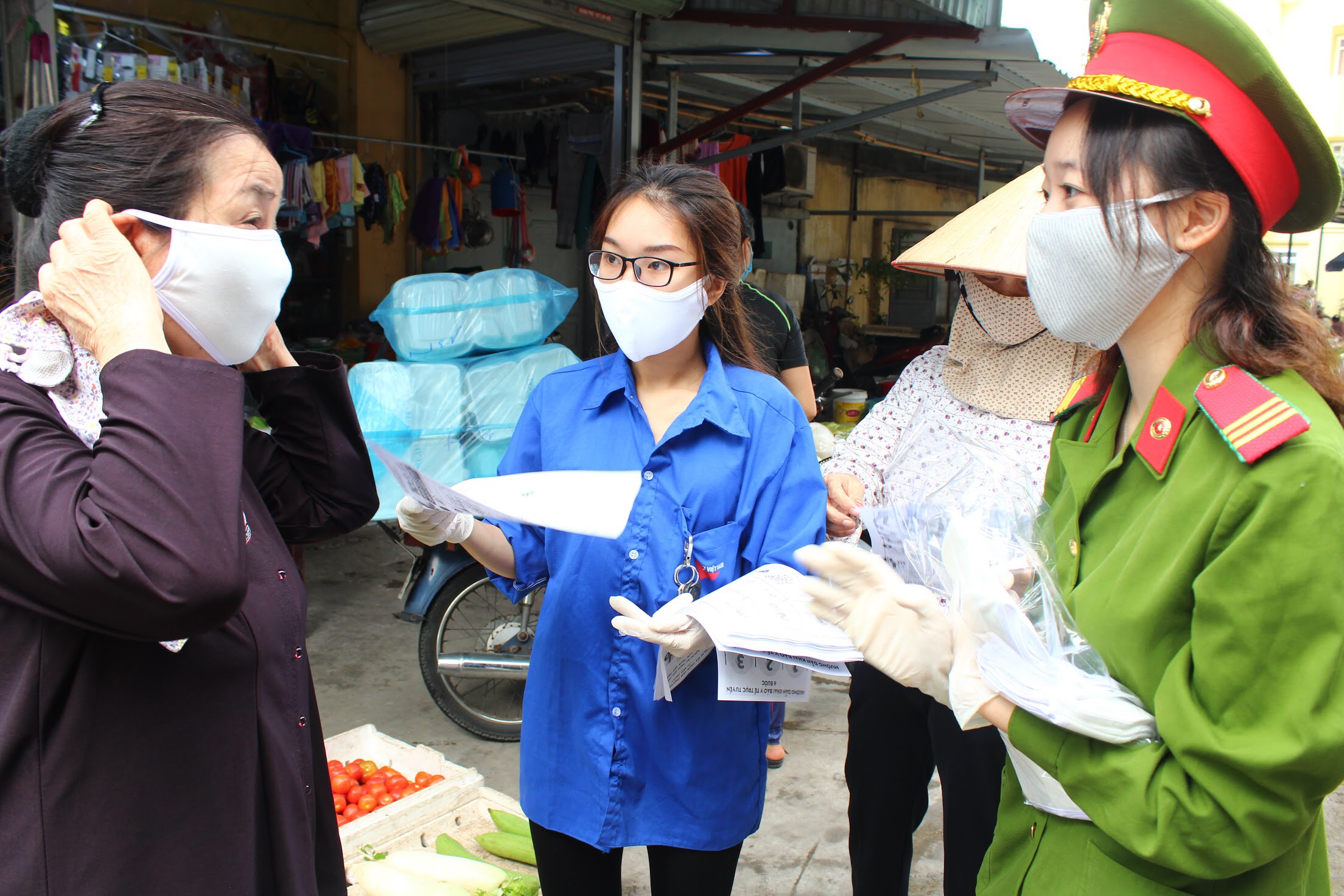 Đoàn cơ sở Phòng Cảnh sát cơ động: Phát tặng 1.200 khẩu trang miễn phí tới người dân