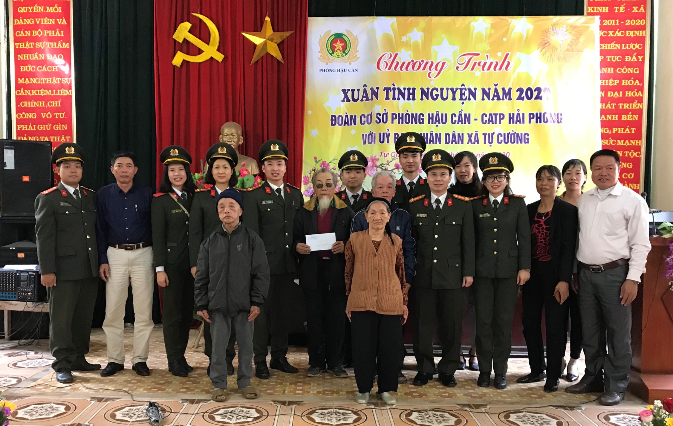 Đoàn cơ sở Phòng Hậu cần: Trao quà Tết cho hộ nghèo xã Tự Cường và Hùng Tiến huyện Tiên Lãng