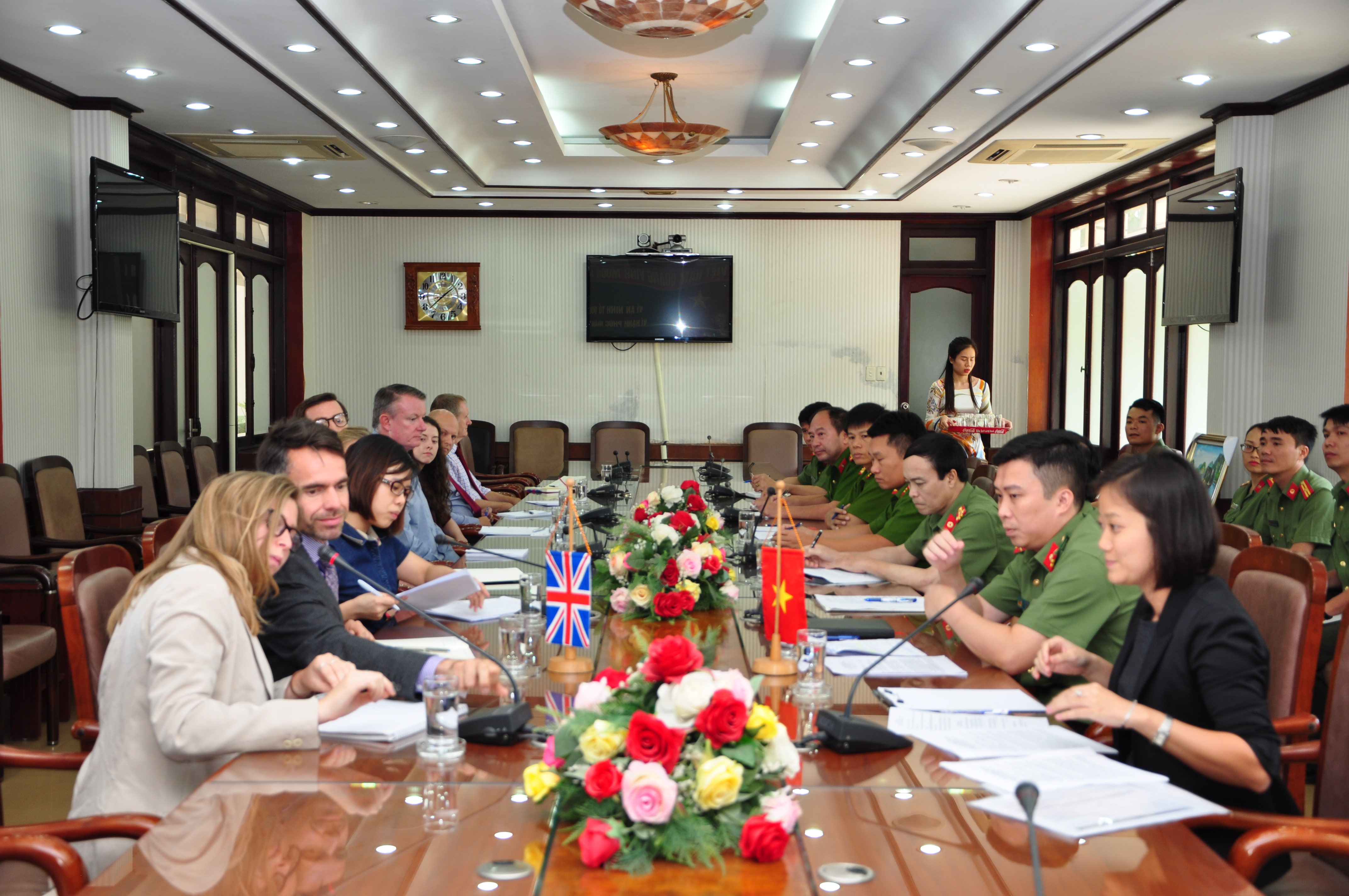 Đoàn công tác Ban chỉ đạo phòng chống tội phạm có tổ chức – Bộ Nội vụ (Vương quốc Anh) thăm, làm việc với CATP Hải Phòng