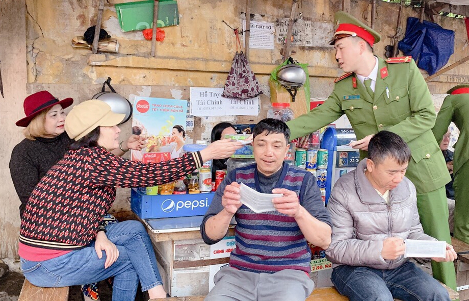 Đoàn thanh niên Công an phường Lạch Tray (Ngô Quyền): Phát khẩu trang miễn phí 