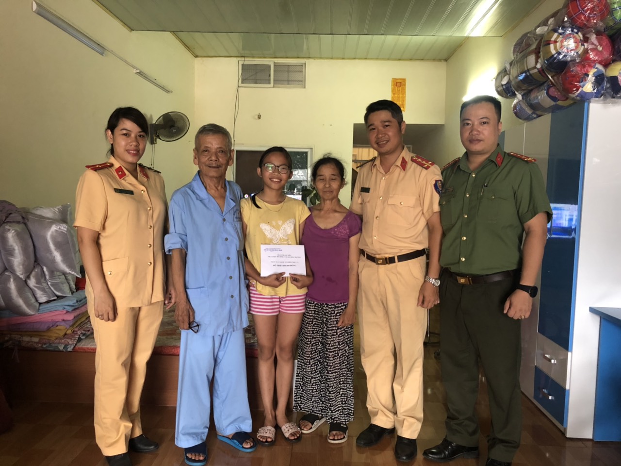 Đoàn thanh niên Phòng CSGT đường bộ - đường sắt: Trao học bổng tặng 4 cháu là con cán bộ, chiến sĩ đơn vị có hoàn cảnh đặc biệt.