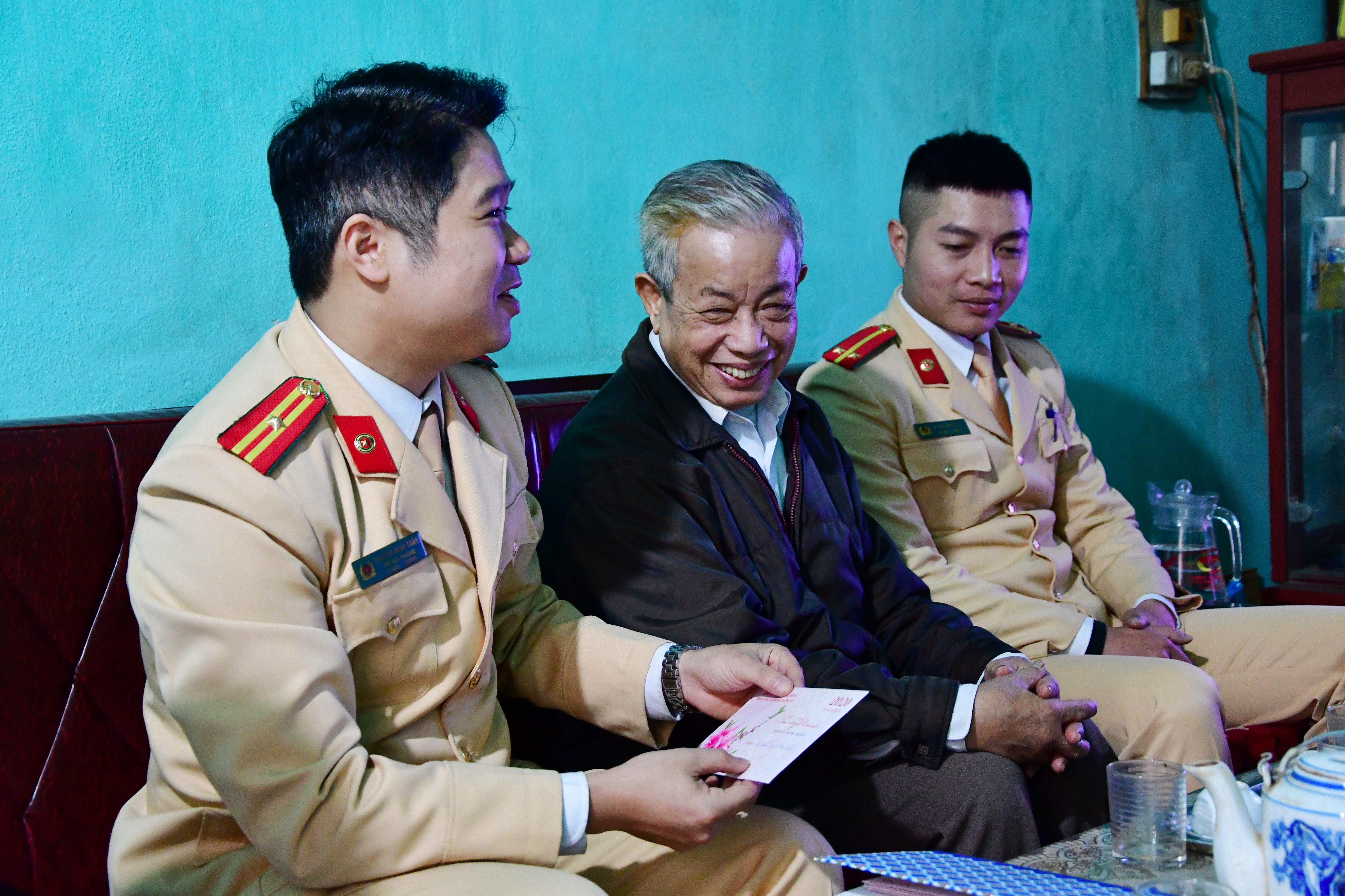 Đoàn thanh niên Phòng CSGT đường bộ - đường sắt: Trao tặng 14 suất quà tết