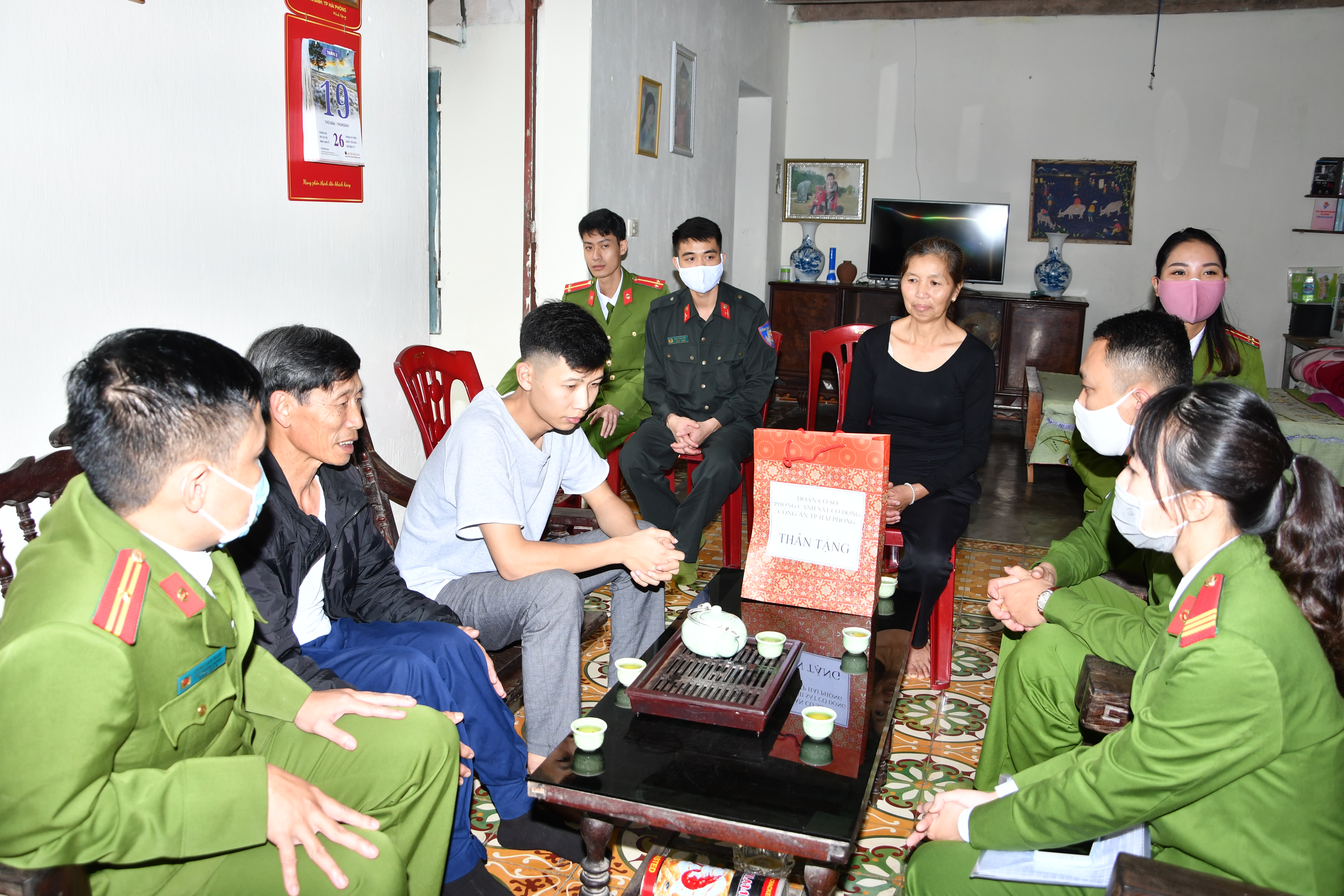 Đoàn thanh niên Phòng Cảnh sát cơ động: Tặng quà con CBCS, công nhân viên có hoàn cánh khó khăn