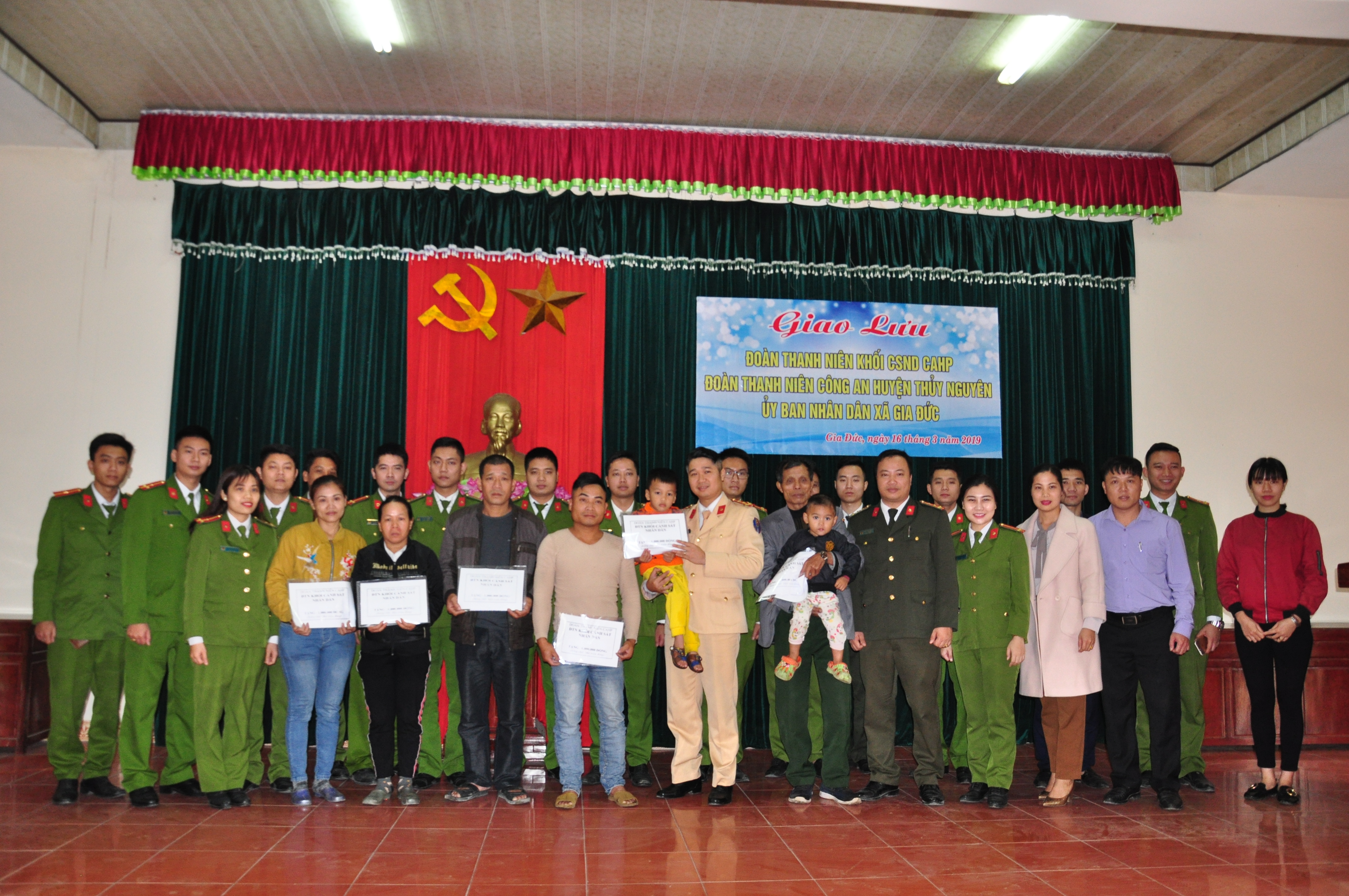 Đoàn thanh niên khối Cảnh sát nhân dân: Tặng quà 10 gia đình khó khăn xã Gia Minh, Thủy Nguyên