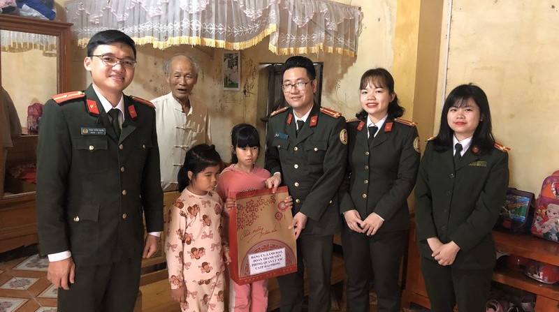 Đoàn thanh niên phòng Quản lý xuất nhập cảnh CATP: Thăm, tặng quà tết các gia đình chính sách có hoàn cảnh khó khăn