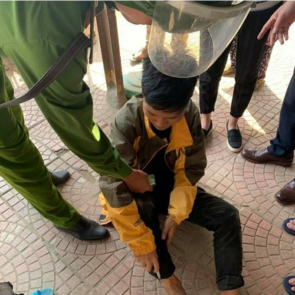 Đội CSGT trật tự - cơ động CAH Thủy Nguyên giúp đỡ người đi lạc đường