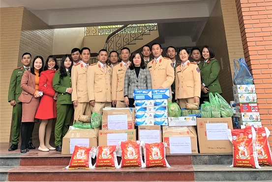 Đội Cảnh sát Giao thông Trật tự - Công an quận Hồng Bàng nhận thư khen của Làng trẻ Hoa Phượng: