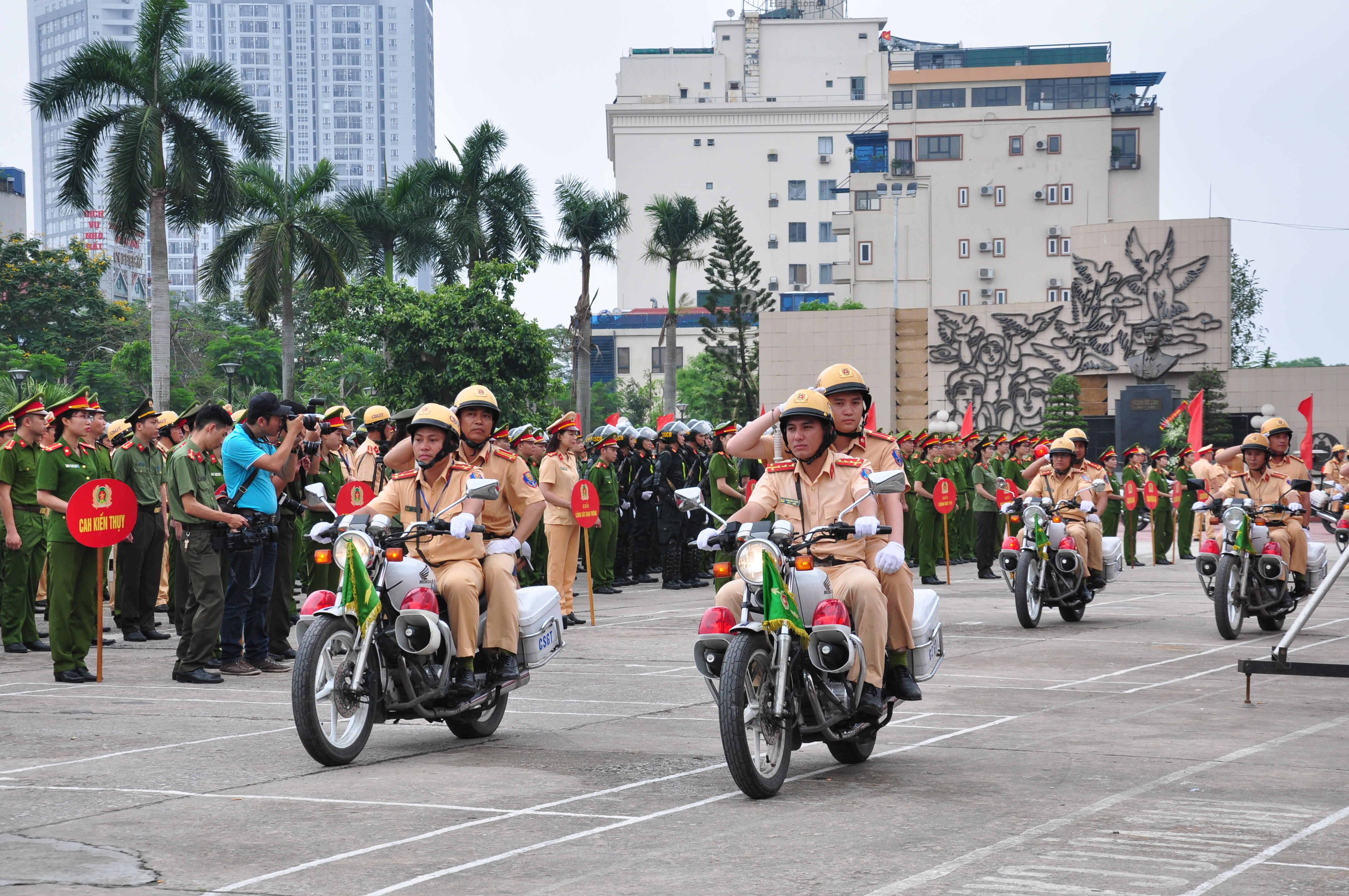 Đội Cảnh sát giao thông số 1 bắt hai đối tượng cướp giật tài sản